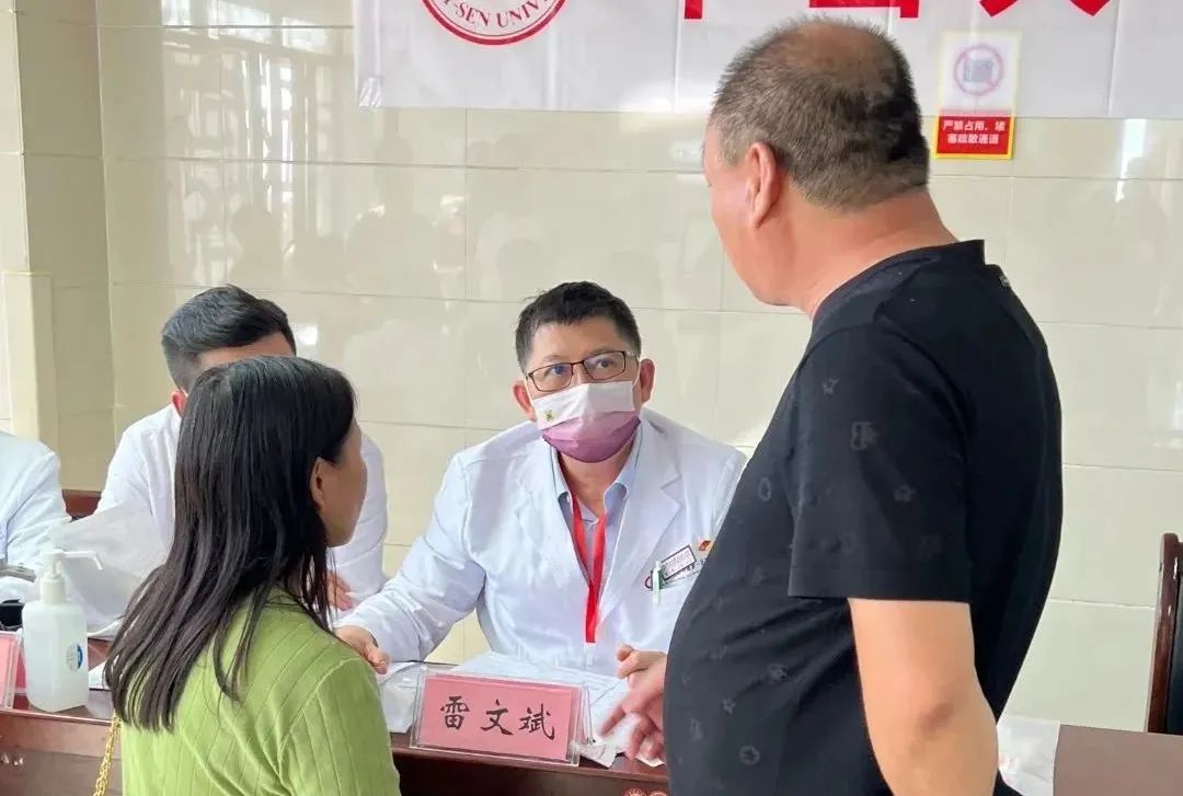 ▲雷文斌教授在喀地一院义诊.jpg ▲雷文斌教授在喀地一院义诊.jpg