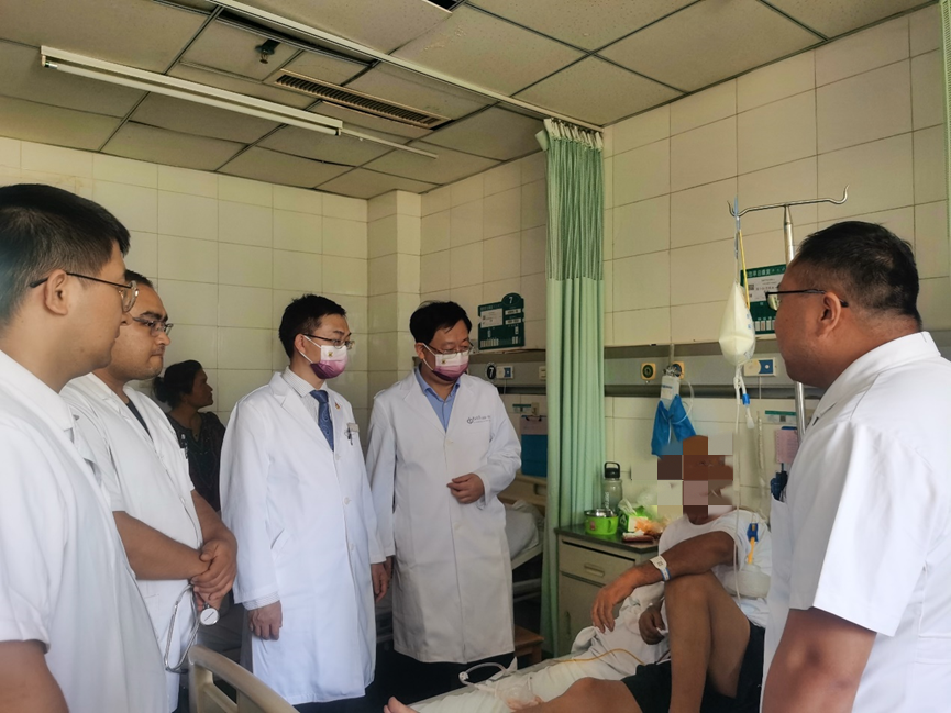▲蔡世荣教授、谭进富副教授到病房查房.png ▲蔡世荣教授、谭进富副教授到病房查房.png