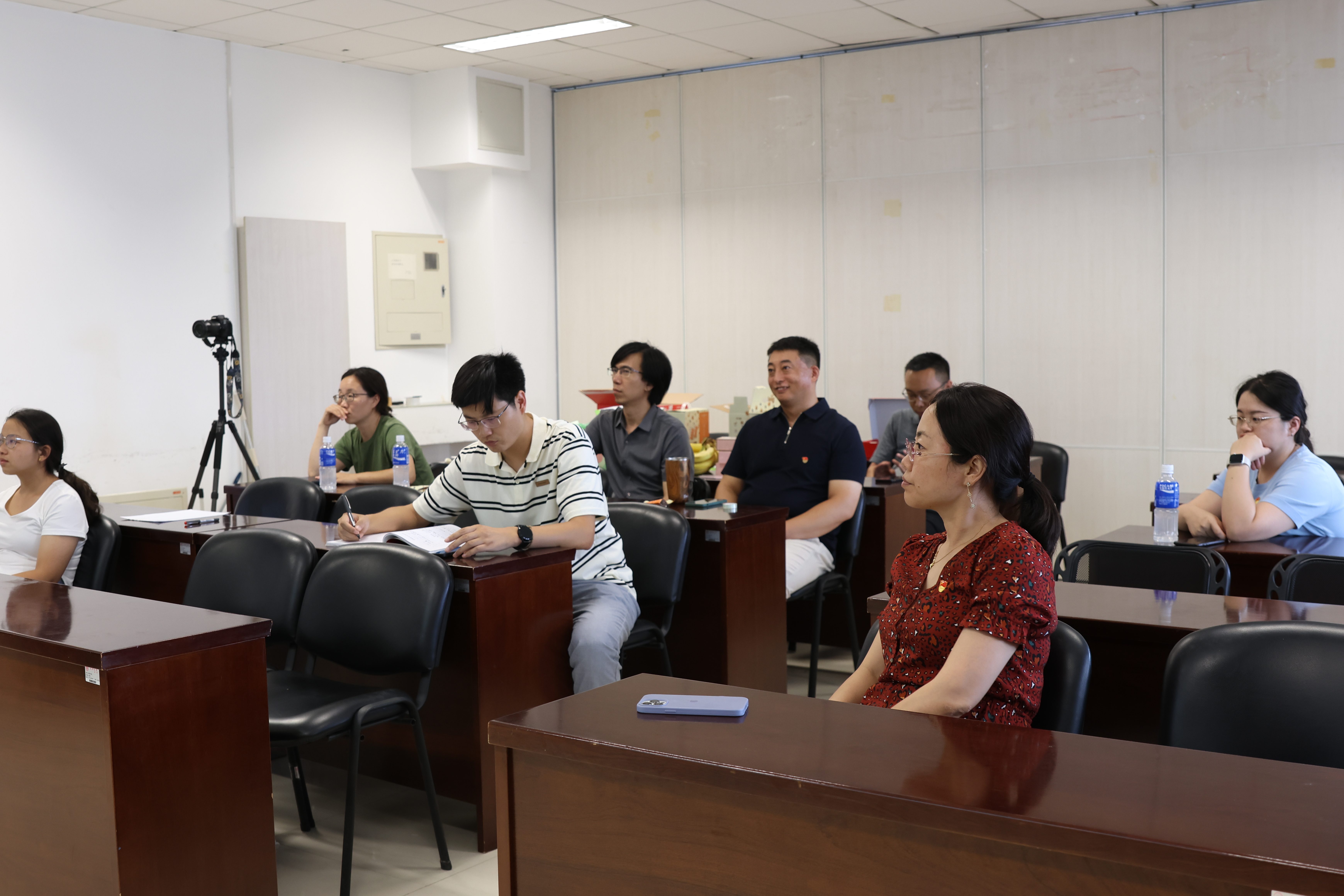 3党员同志们交流互动.JPG 3党员同志们交流互动.JPG