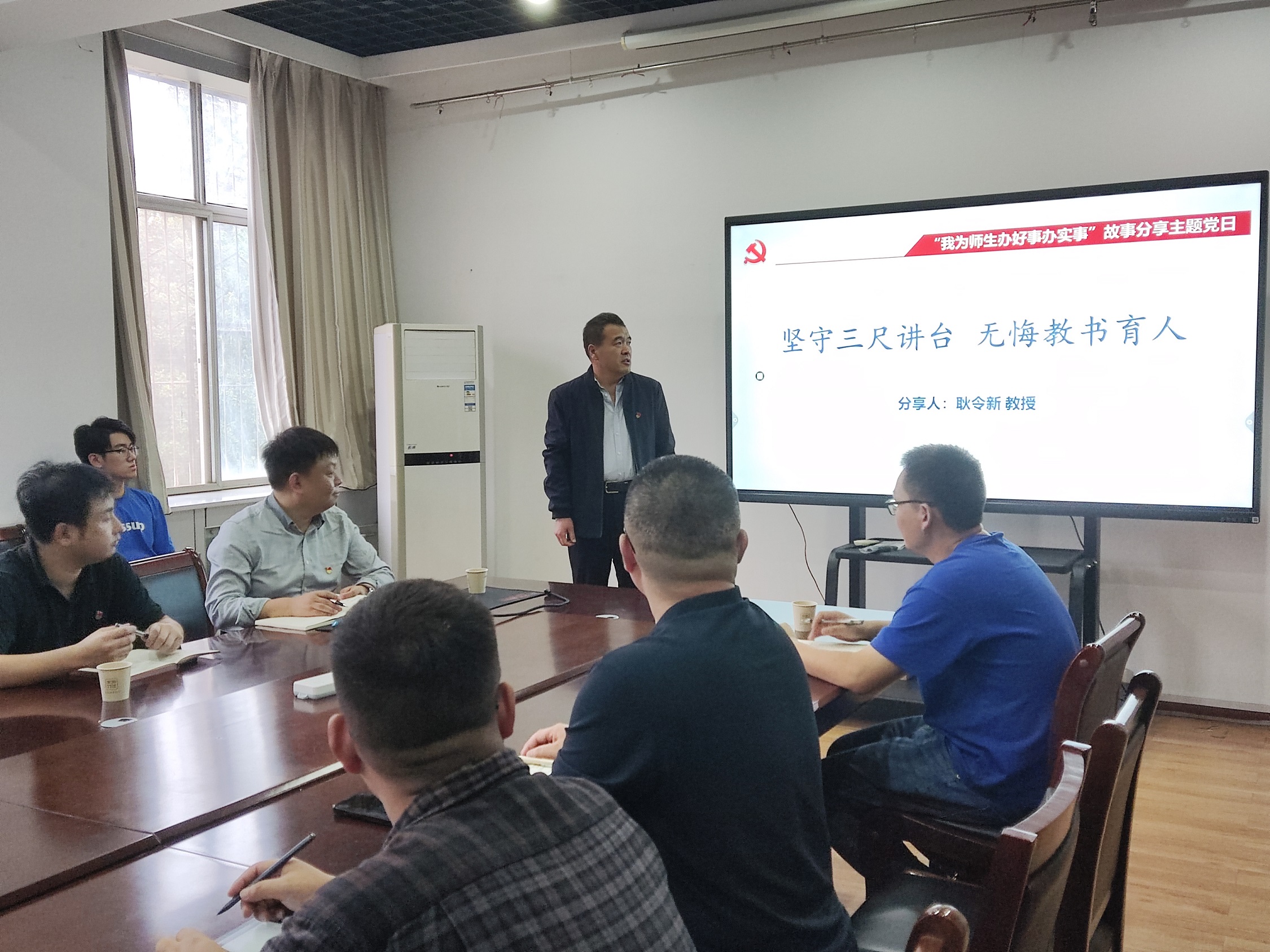 耿令新 坚守三尺讲台 无悔教书育人.jpg 耿令新 坚守三尺讲台 无悔教书育人.jpg