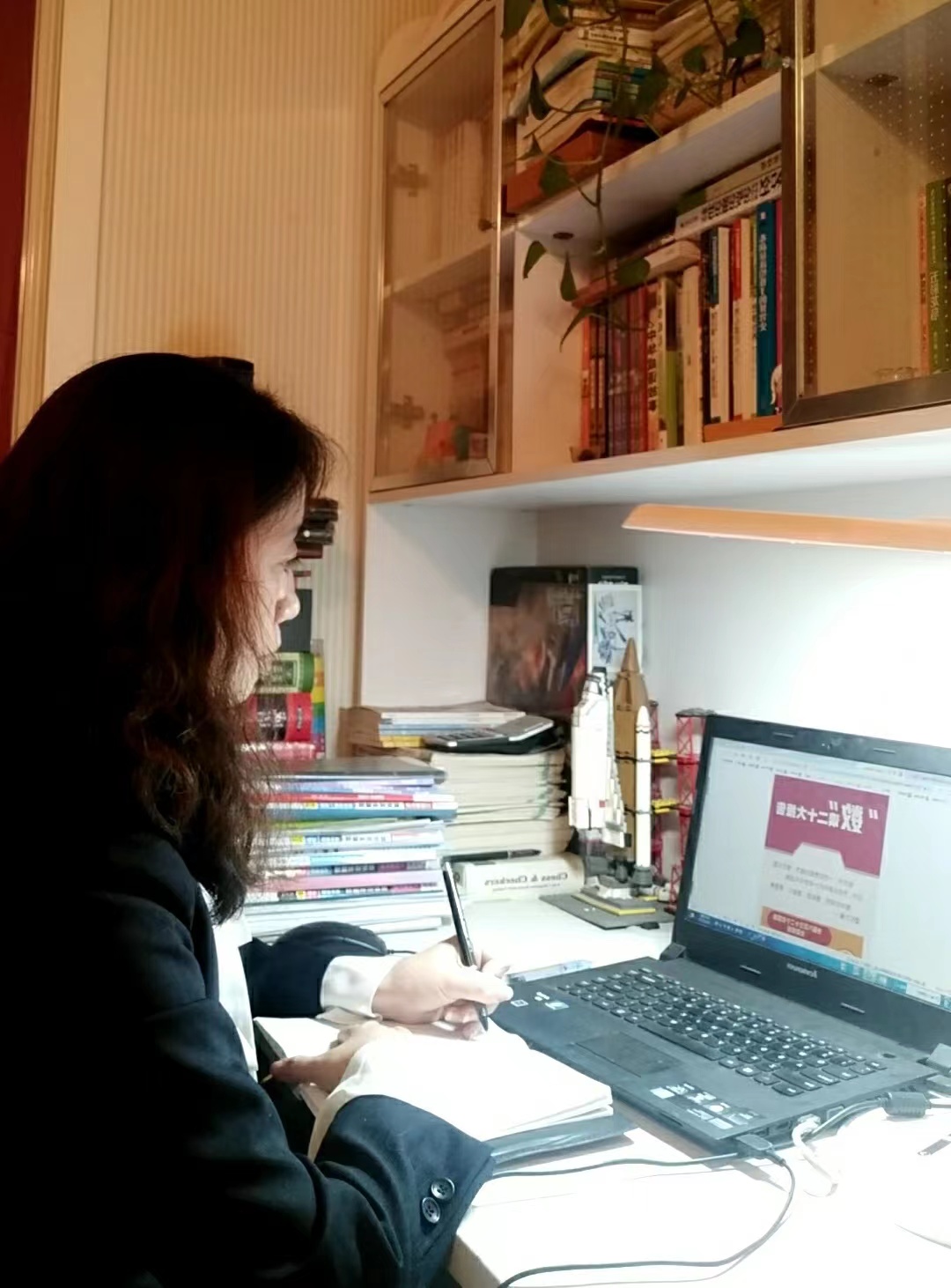 吕华.jpg 吕华.jpg