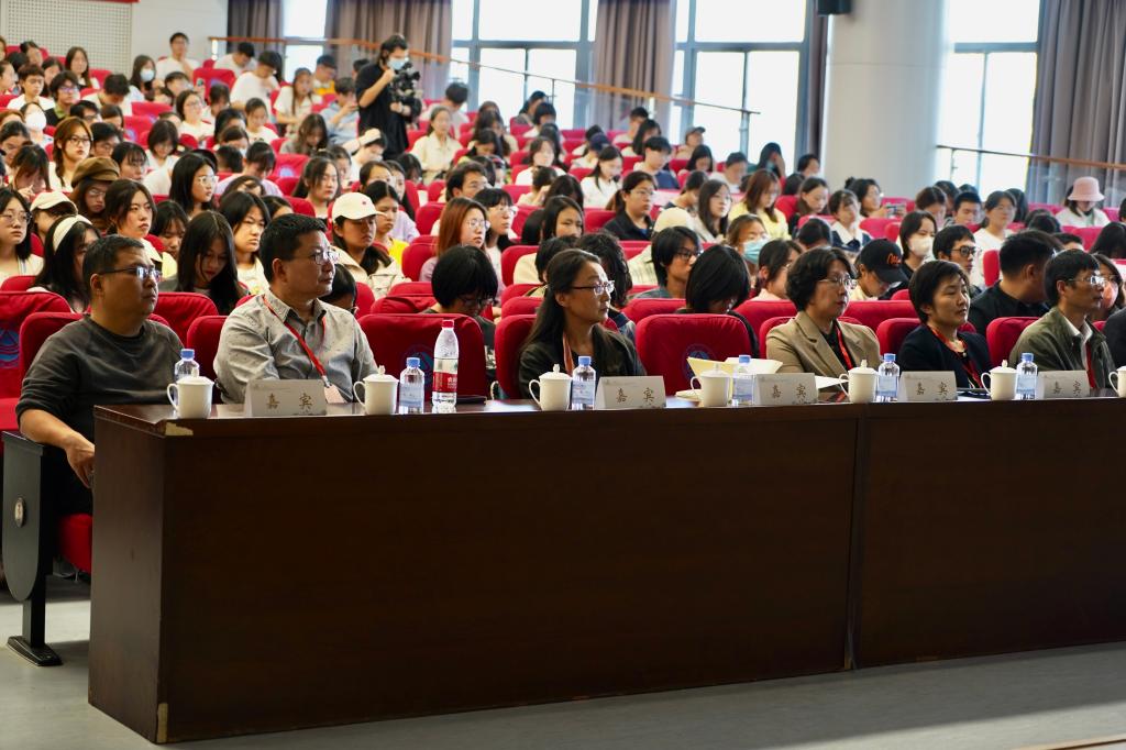 讲座现场.jpg 讲座现场.jpg