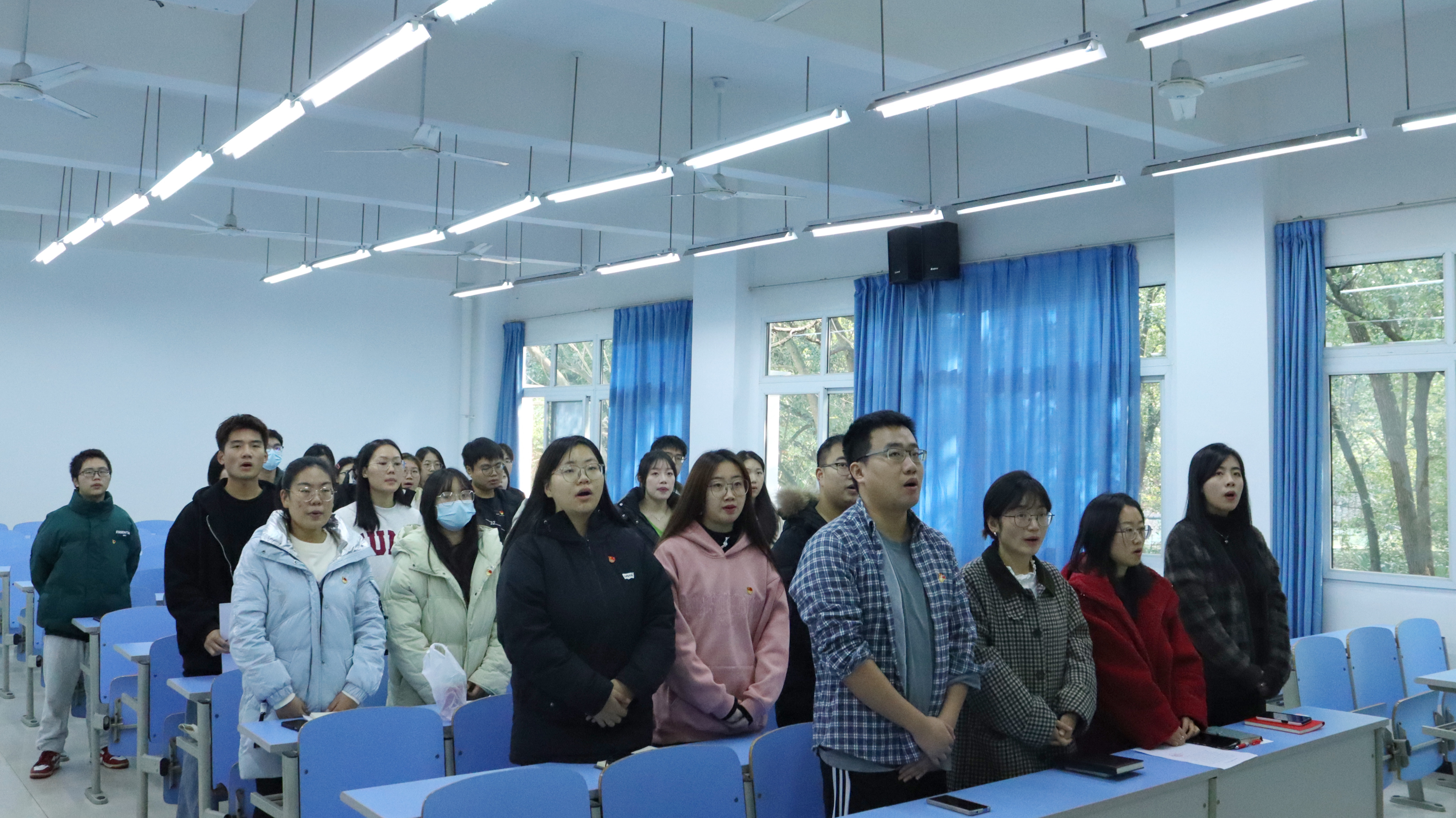 奏唱国际歌.JPG 奏唱国际歌.JPG