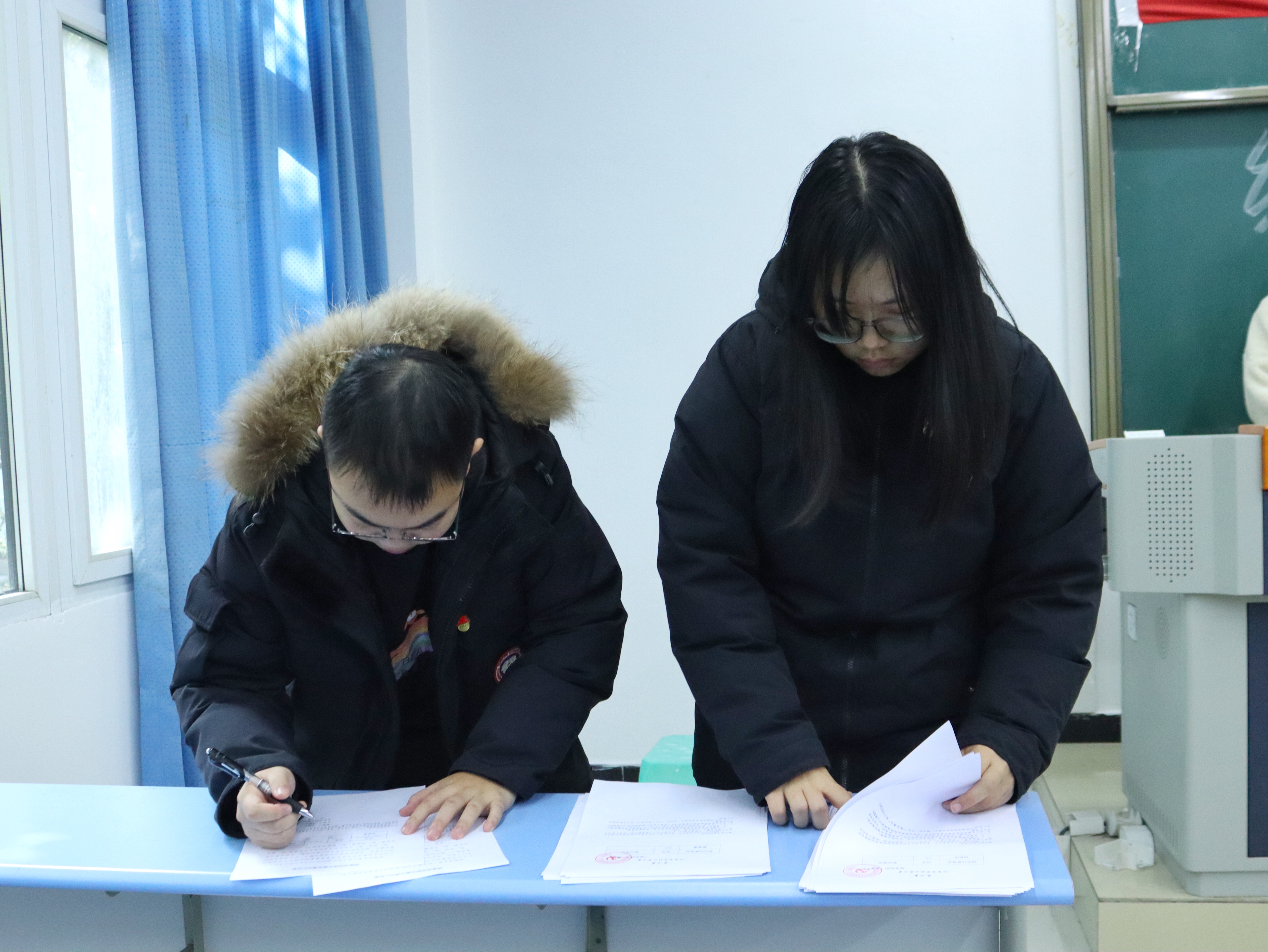 计票人和监票人.JPG 计票人和监票人.JPG