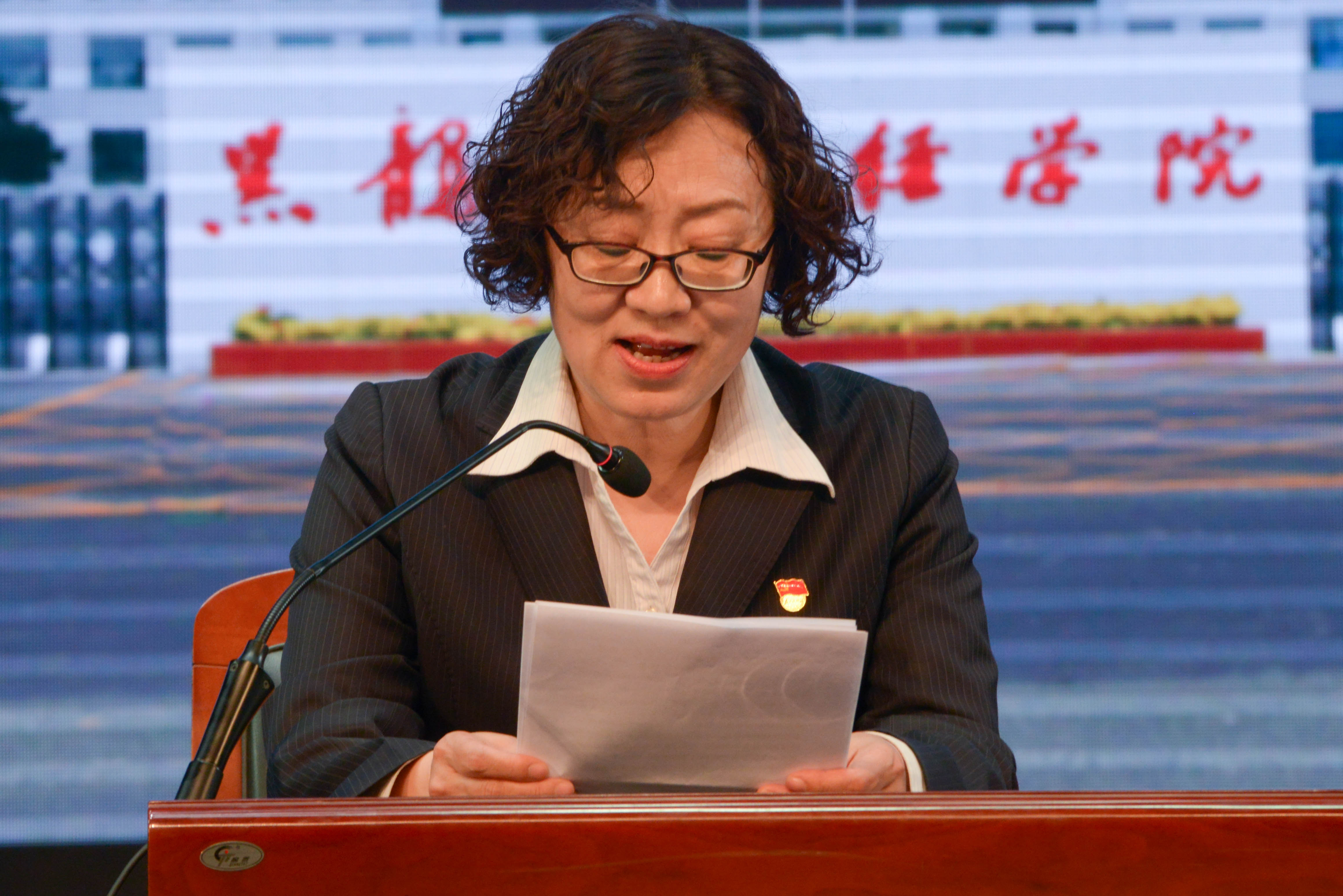 图2 党总支书记代晓霞做动员报告.jpg 图2 党总支书记代晓霞做动员报告.jpg