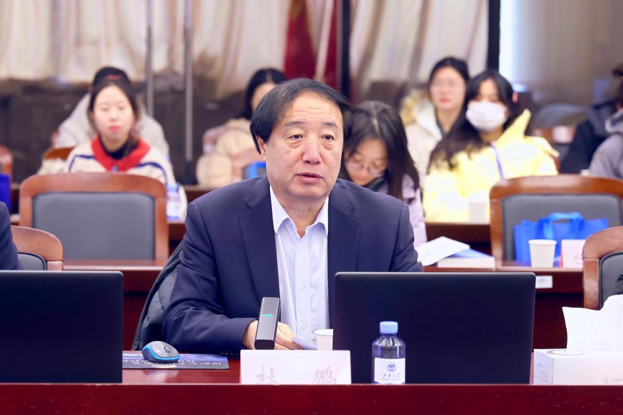 杜鹏教授做大会主旨发言.jpg 杜鹏教授做大会主旨发言.jpg