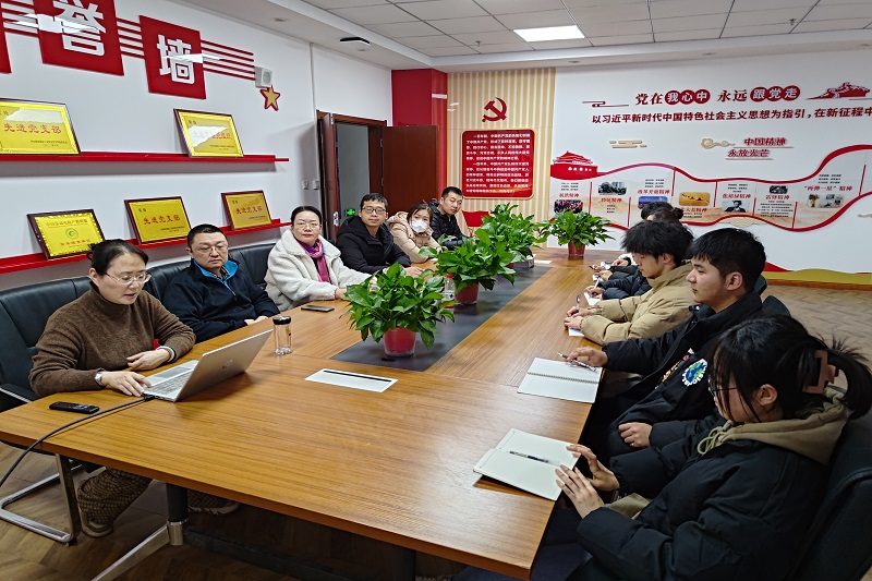 邱燕讲党课2.jpg 邱燕讲党课2.jpg