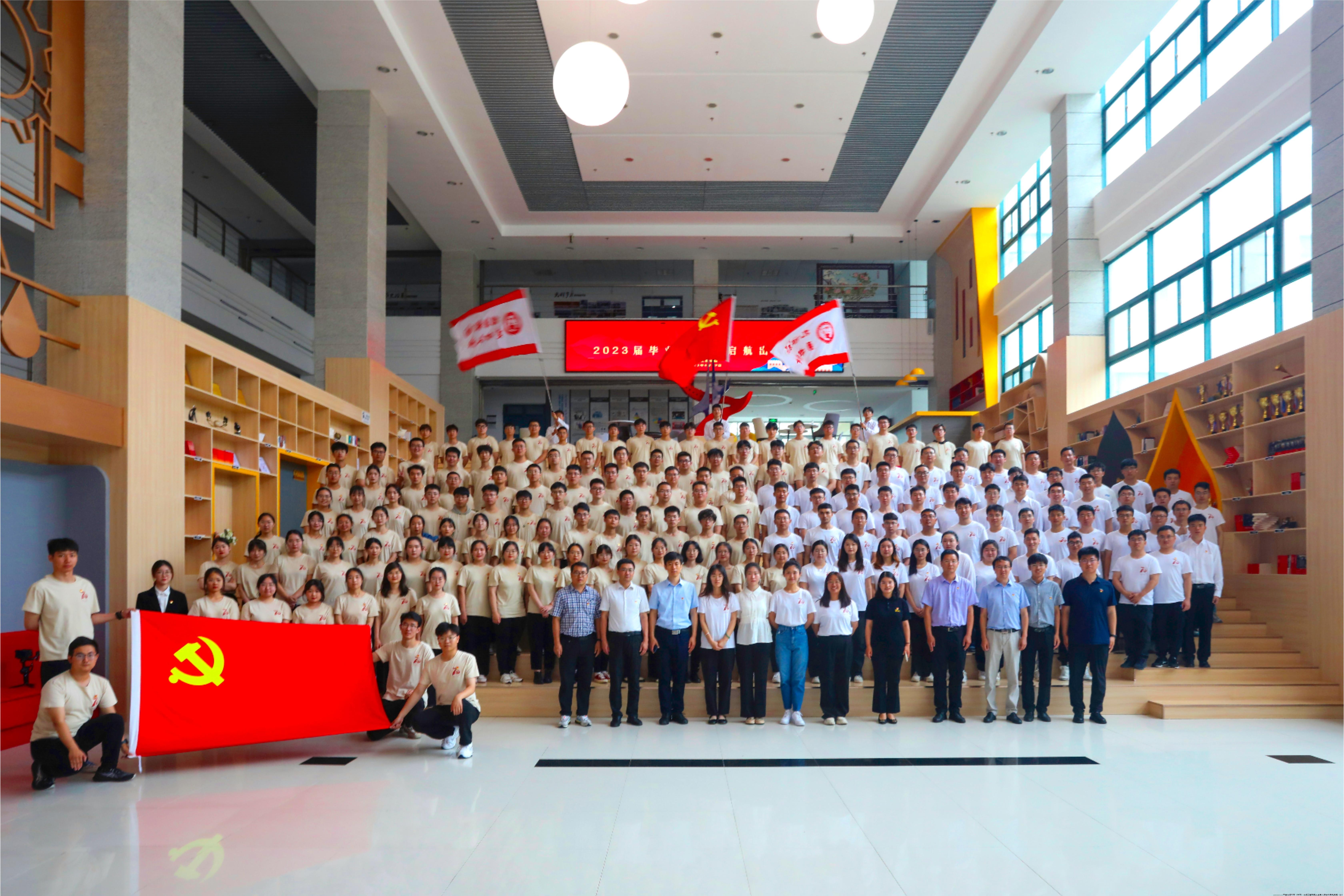 2.毕业生党员出征仪式 王先祺摄.jpg 2.毕业生党员出征仪式 王先祺摄.jpg