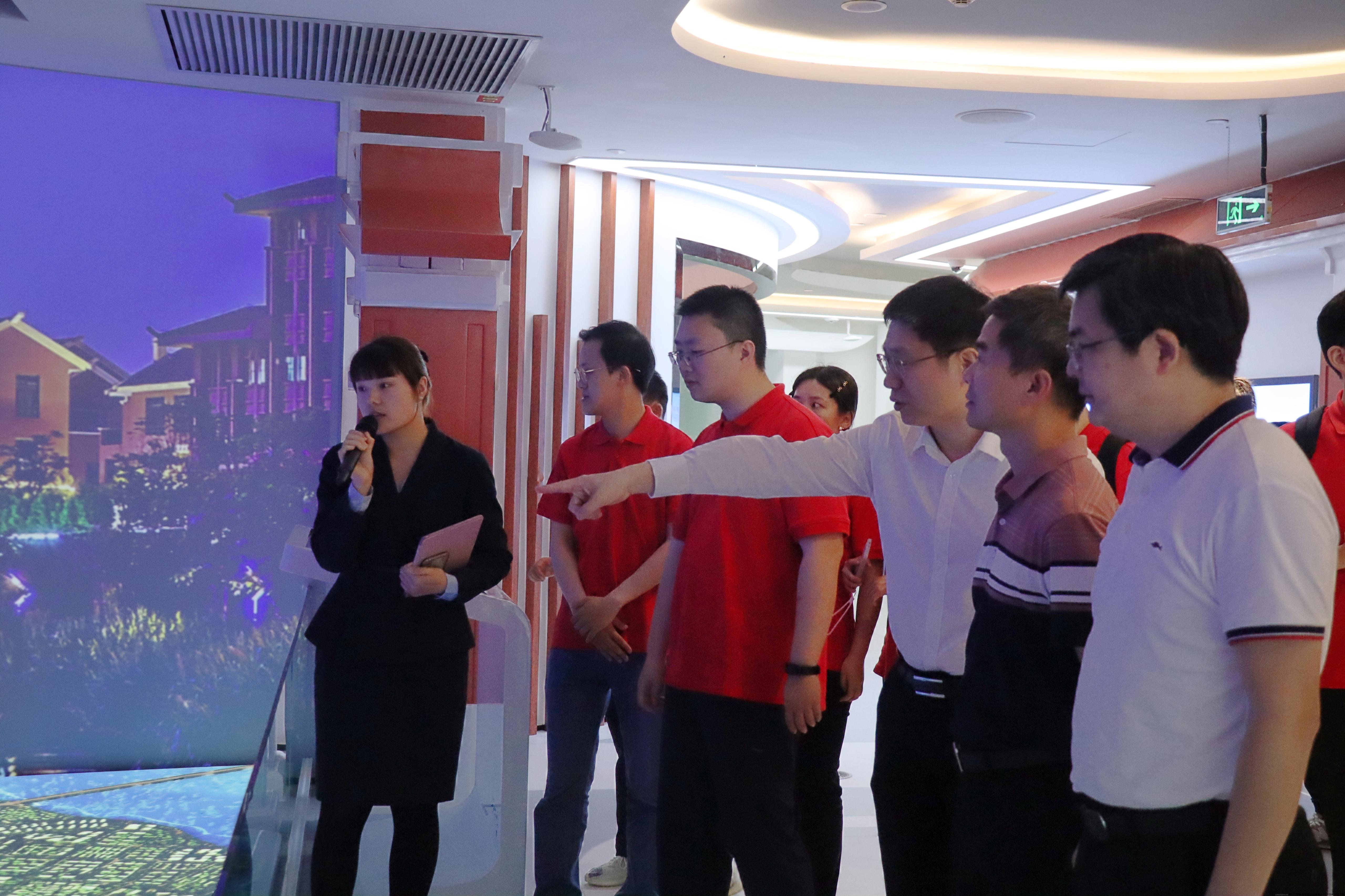 图10 区长带领大家参观.jpg 图10 区长带领大家参观.jpg