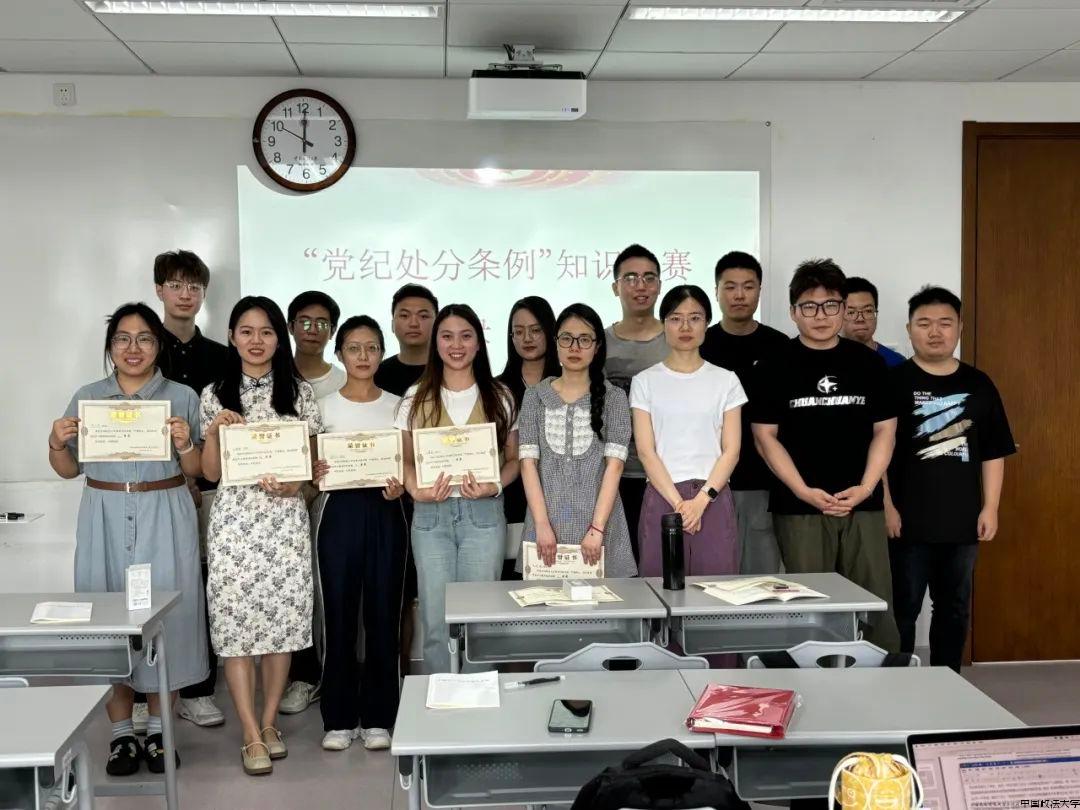 颁奖.jpg 颁奖.jpg