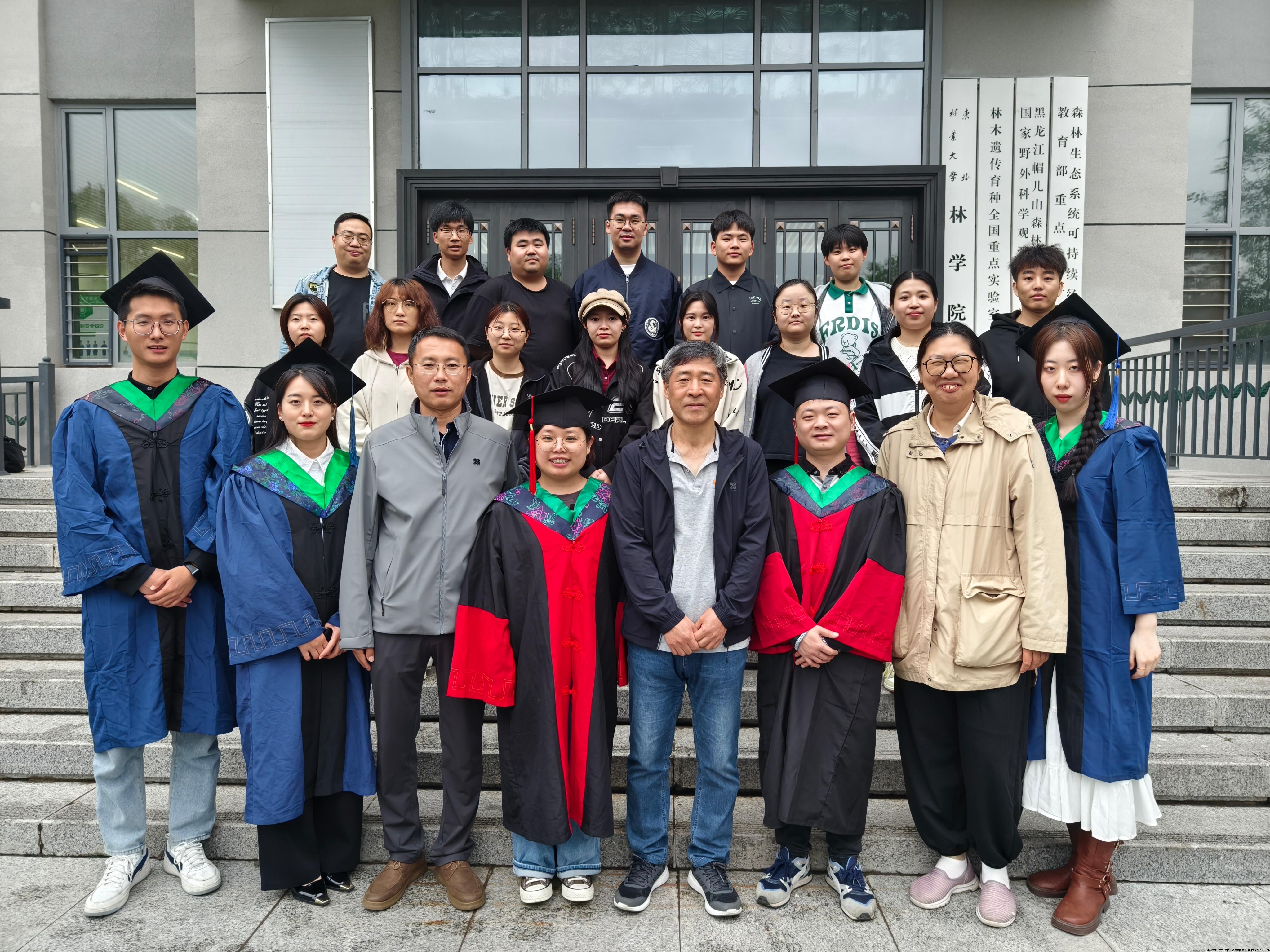 张含国 张磊 李志新 团队学生.jpg 张含国 张磊 李志新 团队学生.jpg