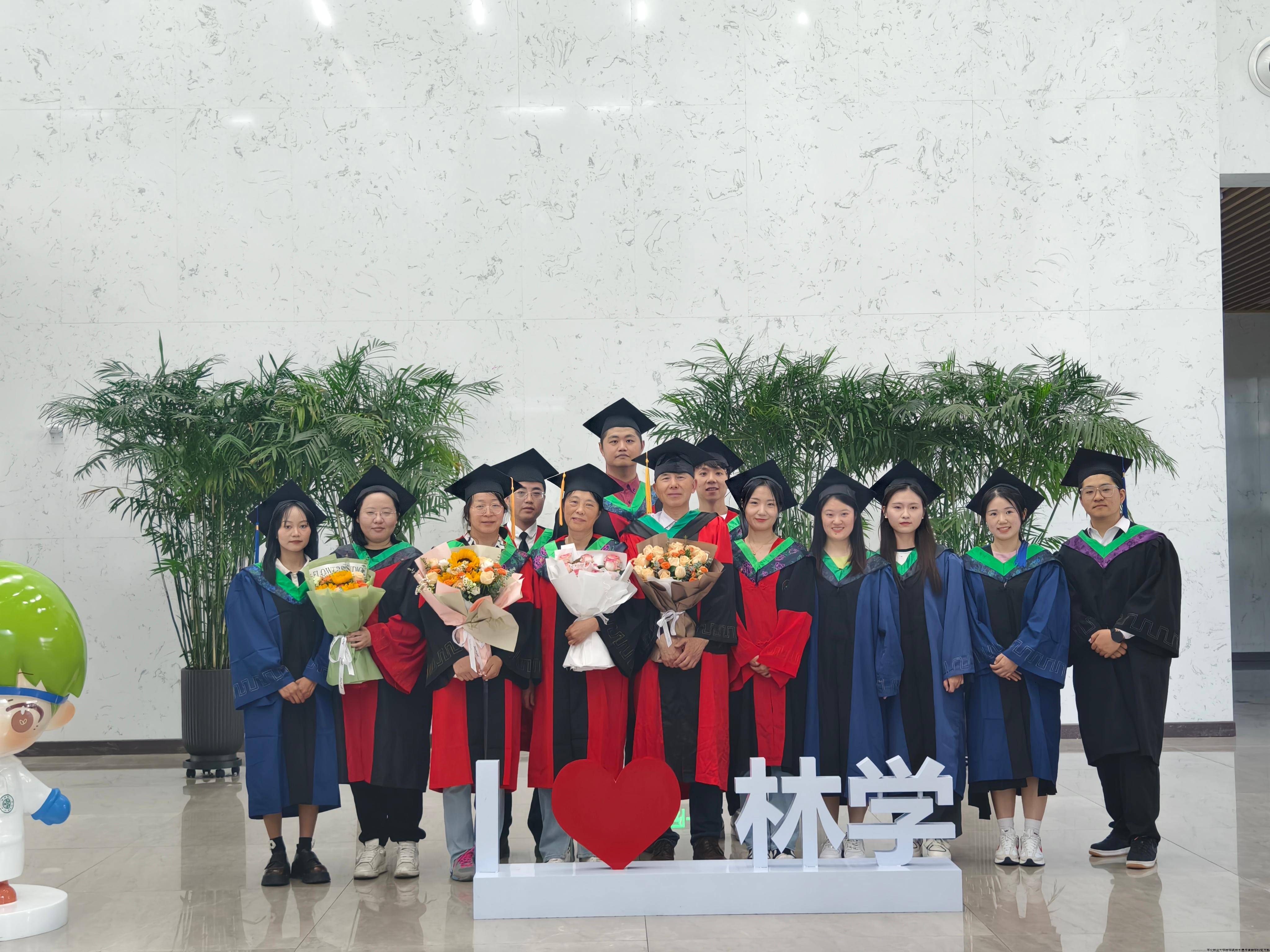 刘桂丰 姜静 李慧玉 与毕业生 林科楼大厅.jpg 刘桂丰 姜静 李慧玉 与毕业生 林科楼大厅.jpg