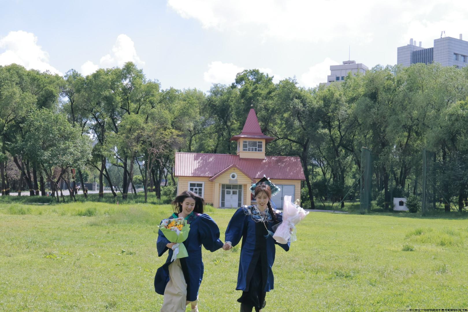 张含国 张磊 李志新 毕业生--.jpg 张含国 张磊 李志新 毕业生--.jpg