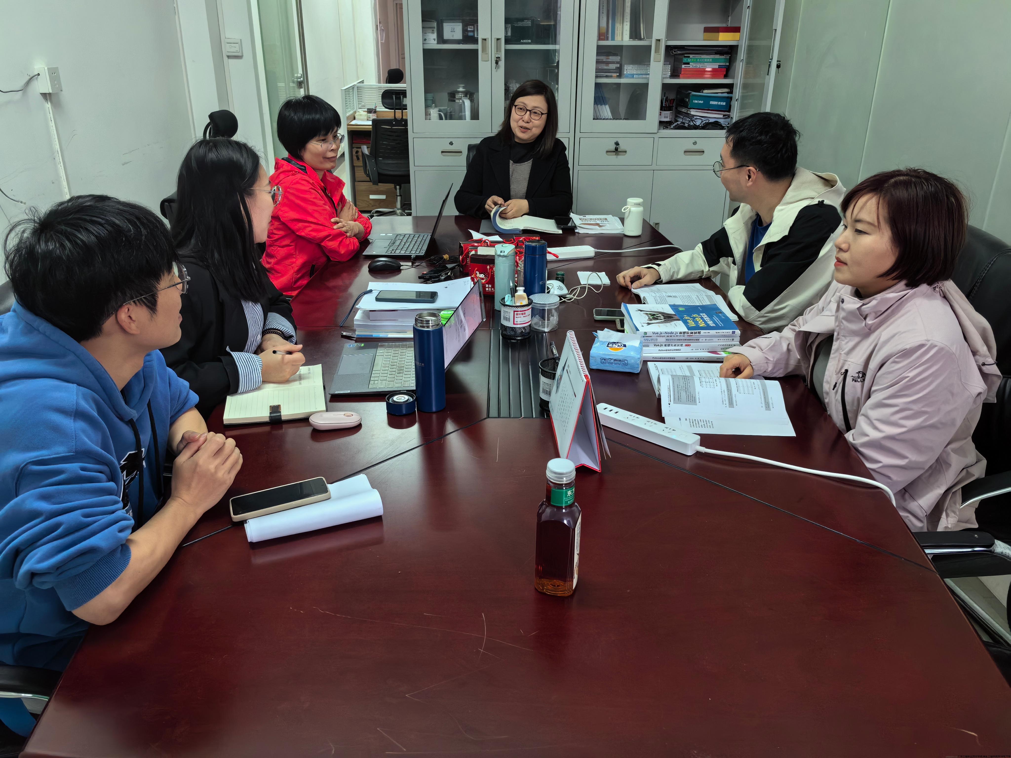 任课教师开展课程思政讨论.jpg 任课教师开展课程思政讨论.jpg