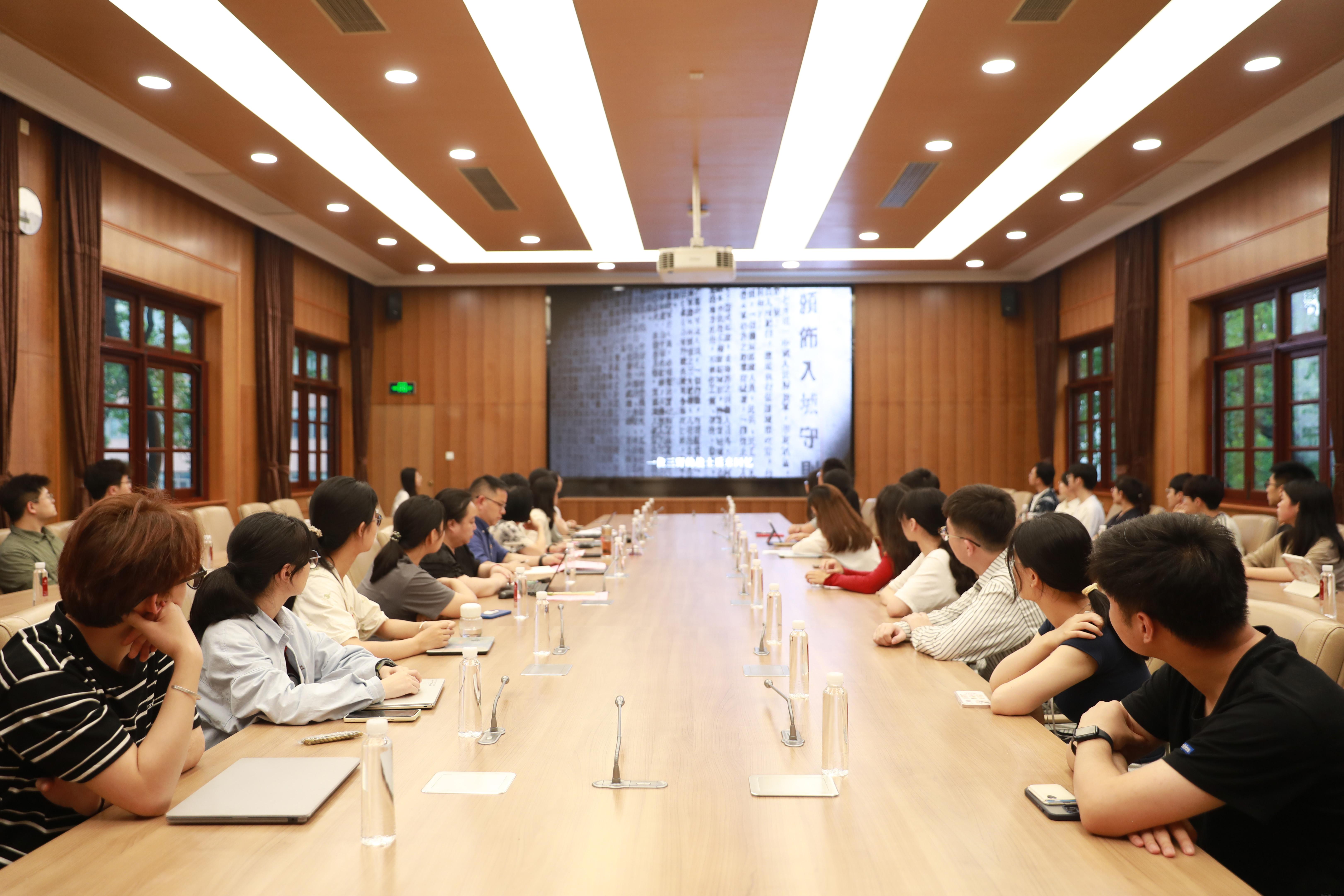 01与会师生党员共同收看微党课.jpg 01与会师生党员共同收看微党课.jpg