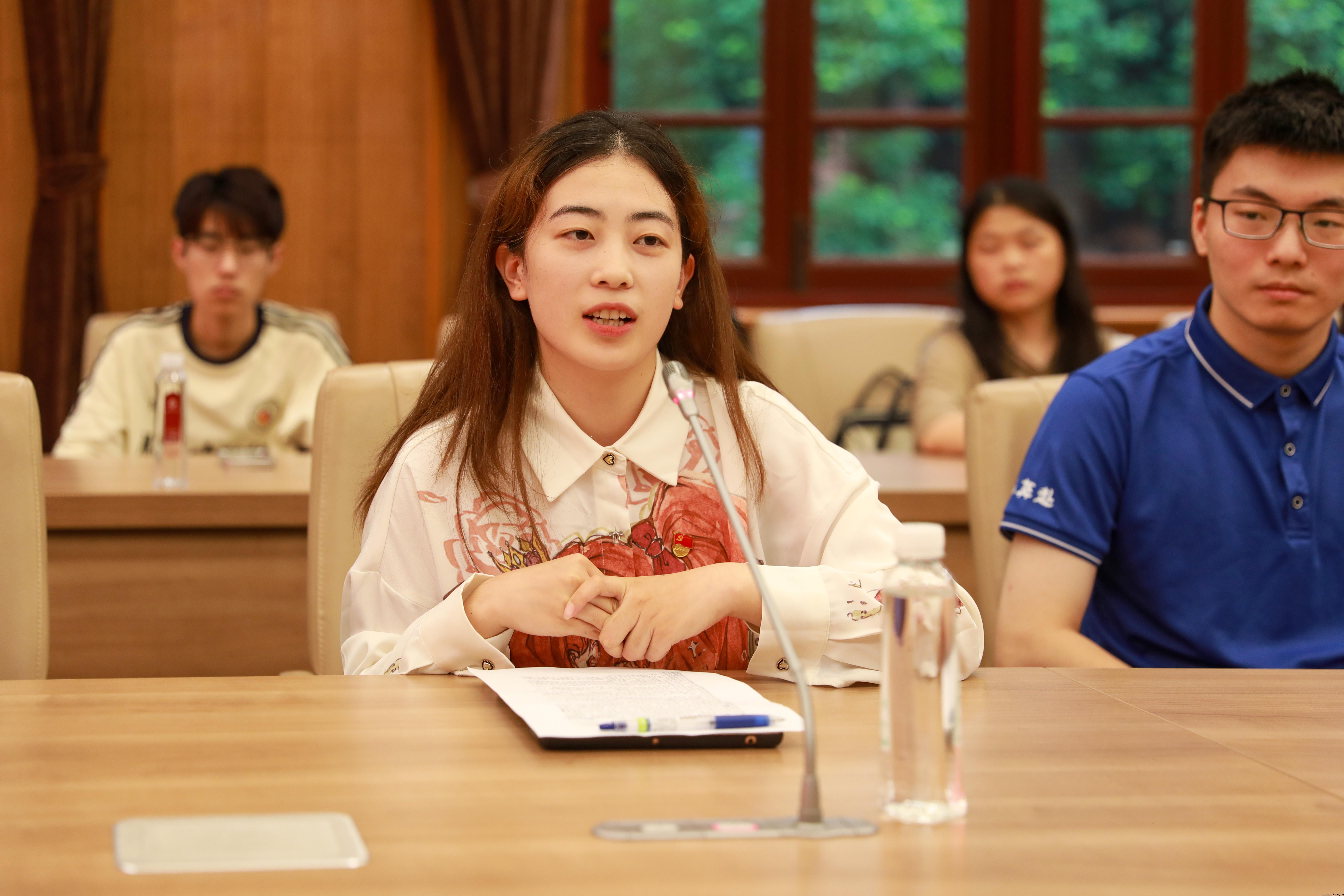 05与会师生党员分享交流.jpg 05与会师生党员分享交流.jpg