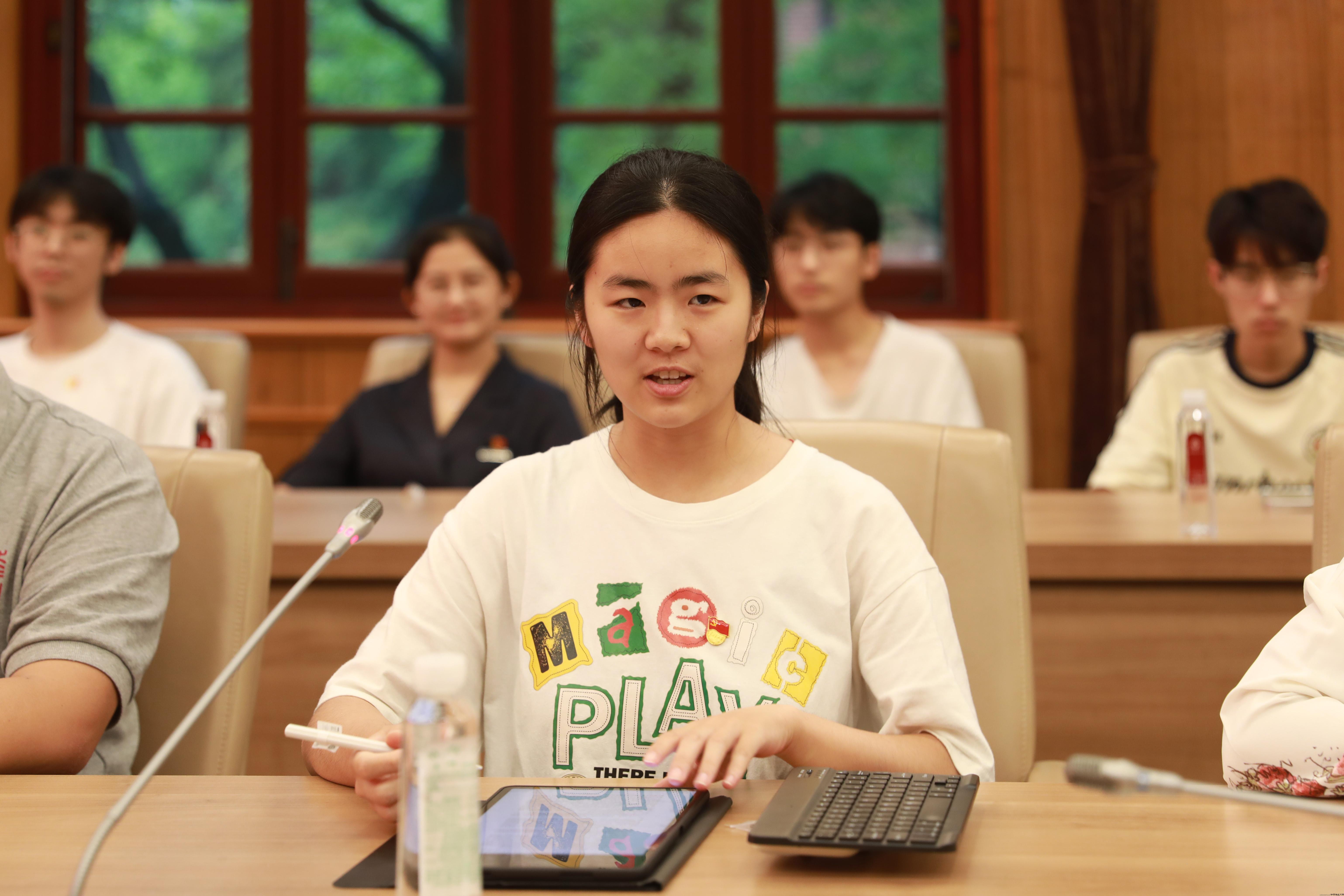 06与会师生党员分享交流.jpg 06与会师生党员分享交流.jpg