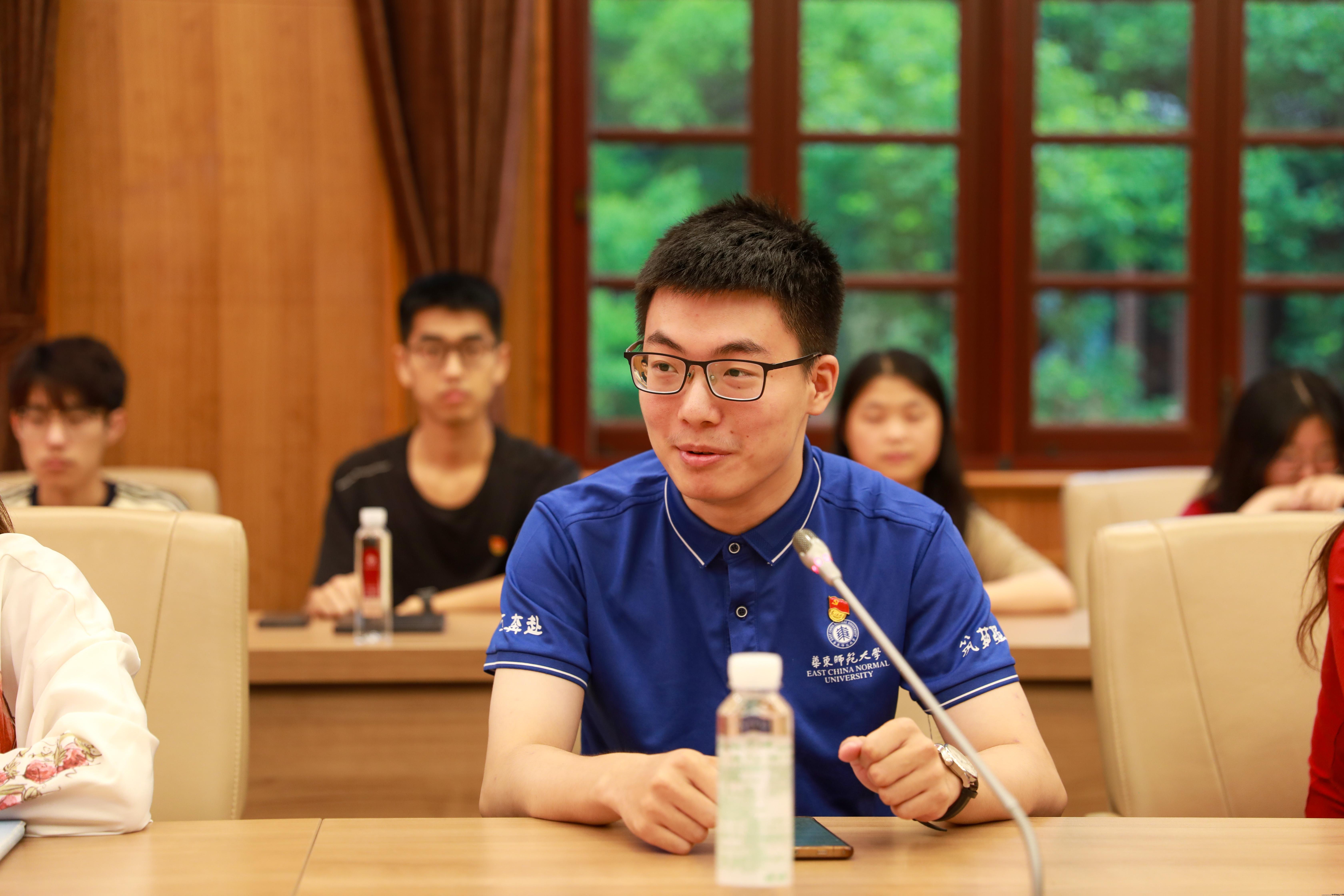 07与会师生党员分享交流.jpg 07与会师生党员分享交流.jpg