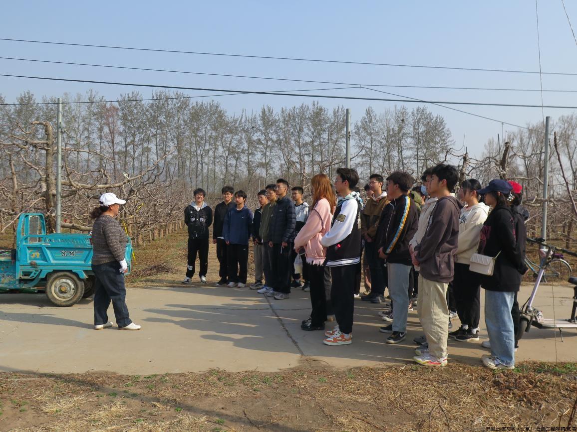 全国三八红旗手李淑芳为学生讲述励志故事.jpg 全国三八红旗手李淑芳为学生讲述励志故事.jpg