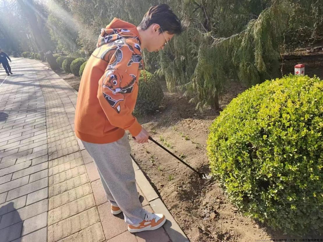 在昌平公园捡拾路面垃圾志愿服务.jpg 在昌平公园捡拾路面垃圾志愿服务.jpg