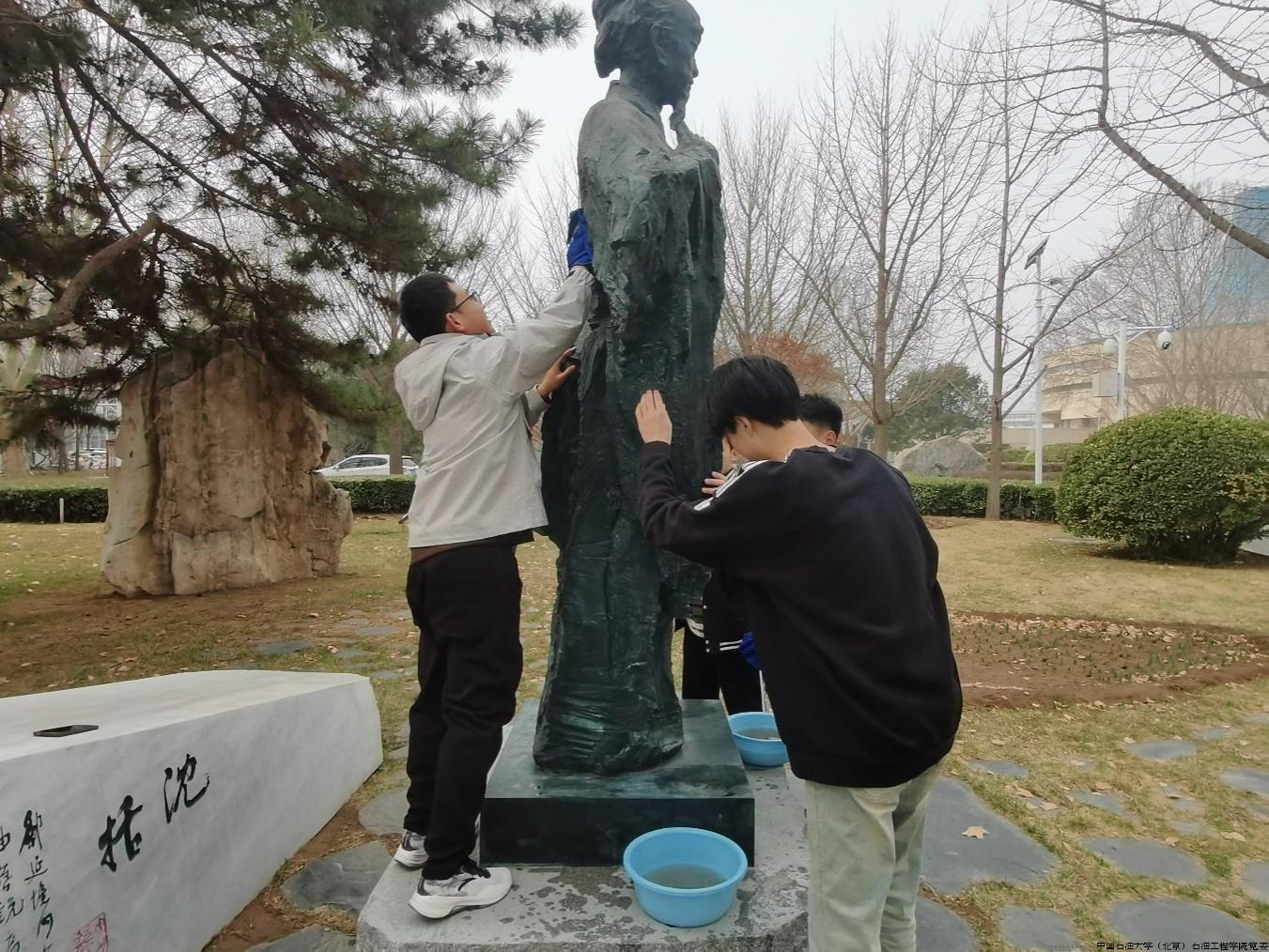 “擦洗校园雕塑 建设美丽校园”志愿服务.jpg “擦洗校园雕塑 建设美丽校园”志愿服务.jpg