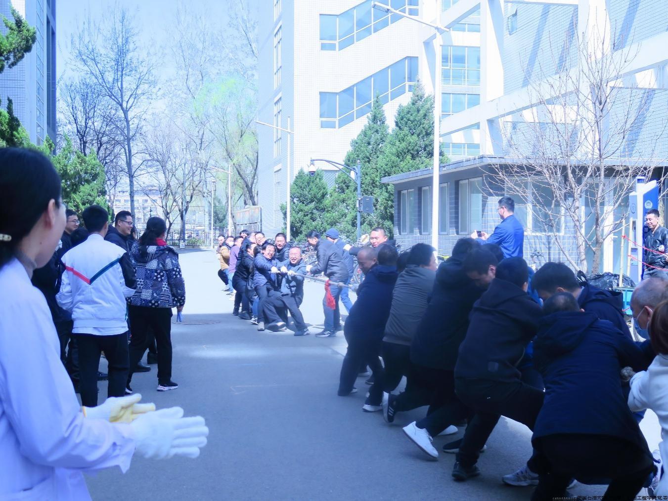 师生拔河比赛.jpg 师生拔河比赛.jpg