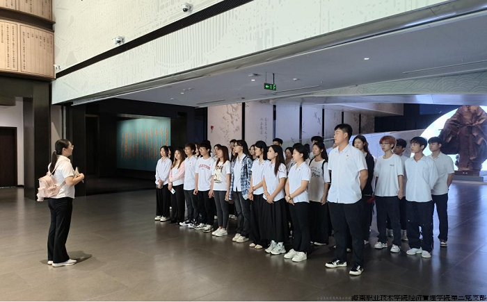 第三党支部书记李映在馆内领学《中国共产党纪律处分条例》.png 第三党支部书记李映在馆内领学《中国共产党纪律处分条例》.png