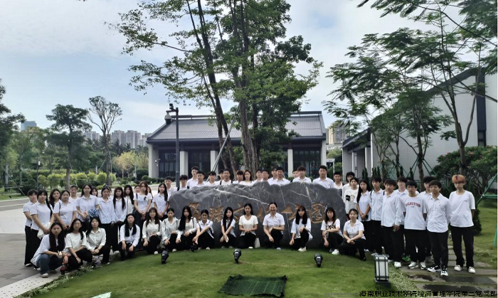 参观学习人员合影.png 参观学习人员合影.png