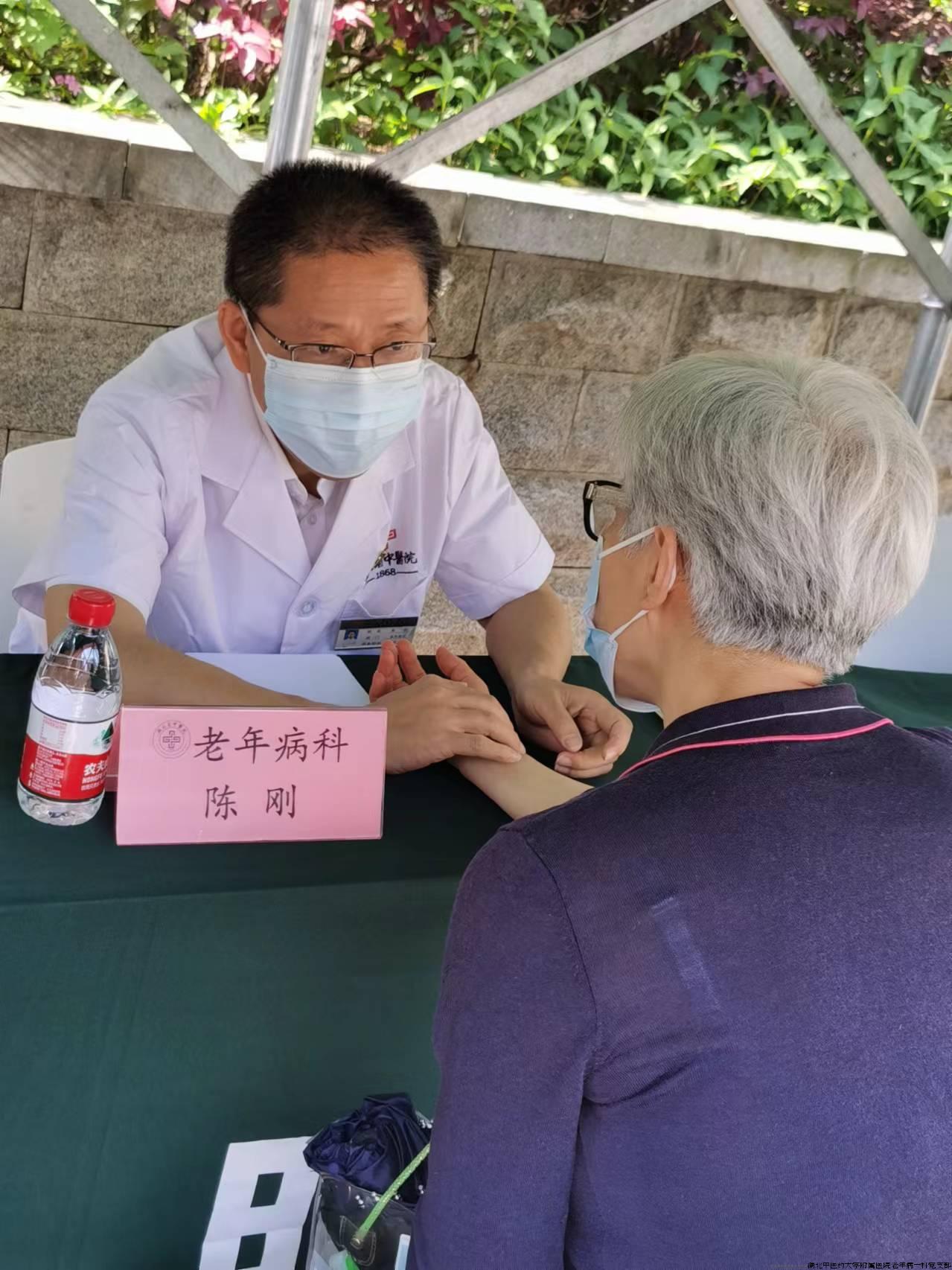 老年病科陈刚书记义诊.jpg 老年病科陈刚书记义诊.jpg