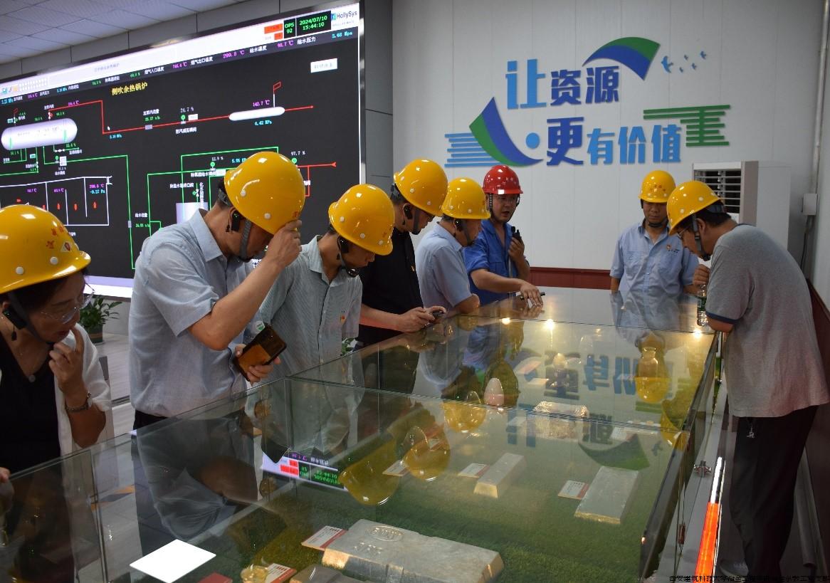 图2 参观产品展示.jpg 图2 参观产品展示.jpg