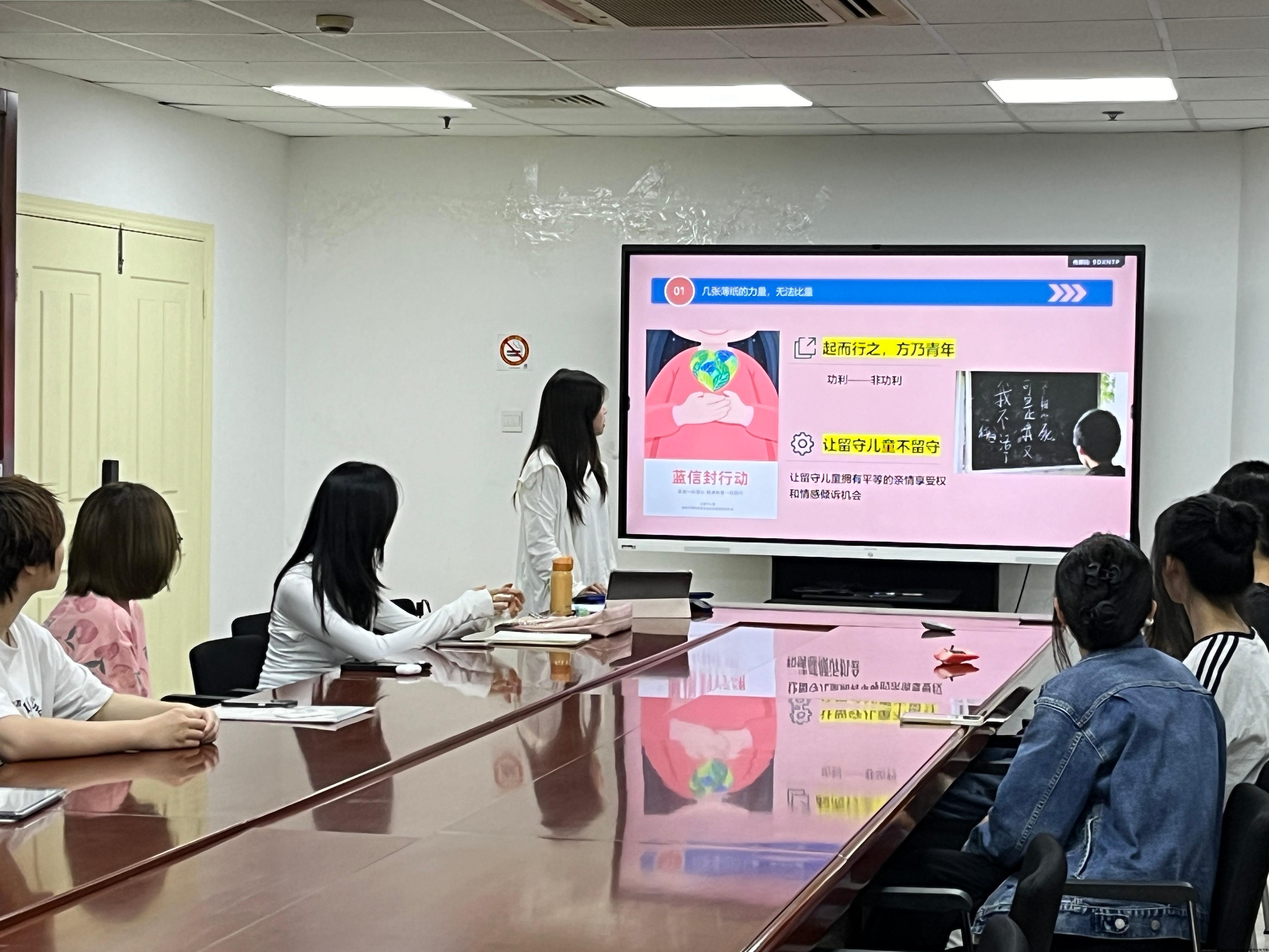 02-图为黄璐同学分享.JPG 02-图为黄璐同学分享.JPG