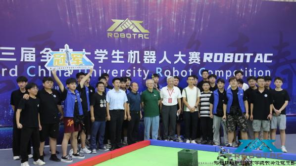 颁奖嘉宾为机器人团队颁发冠军奖牌并合影.jpg 颁奖嘉宾为机器人团队颁发冠军奖牌并合影.jpg