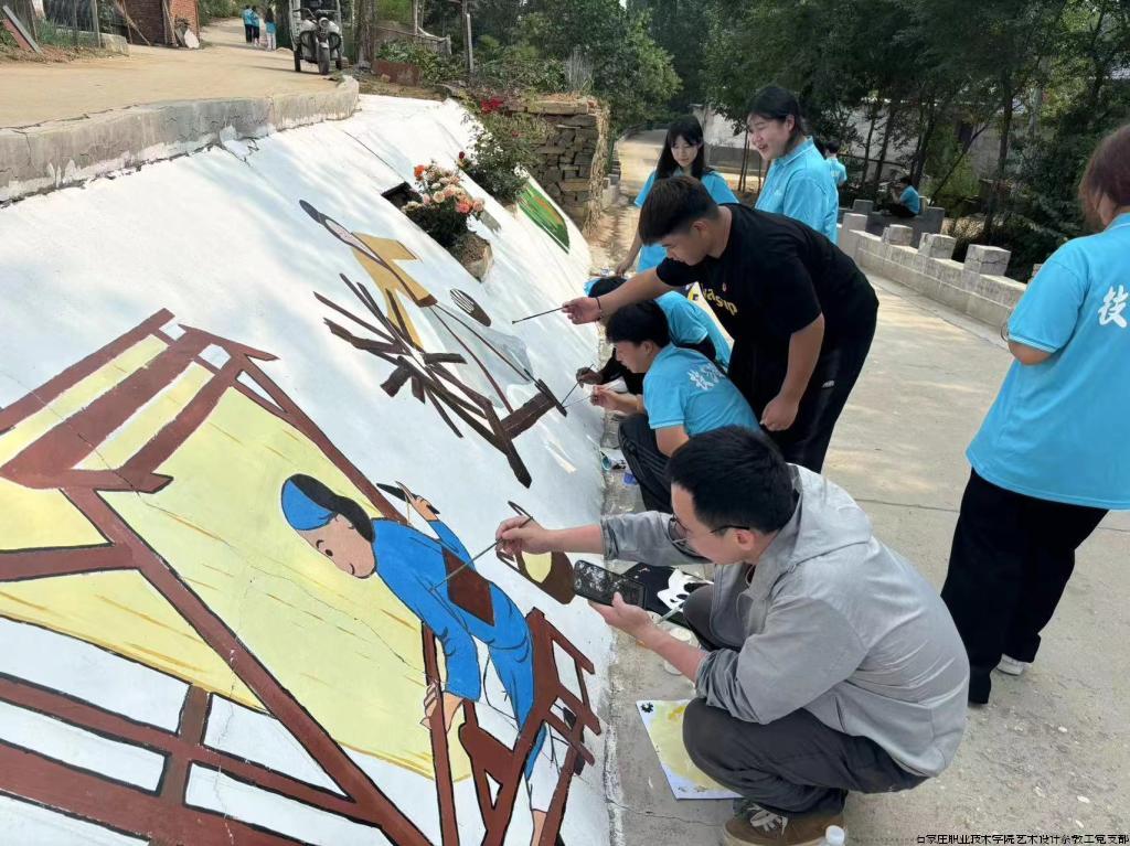 艺术设计系老师带领同学进行文化墙绘制.jpg 艺术设计系老师带领同学进行文化墙绘制.jpg