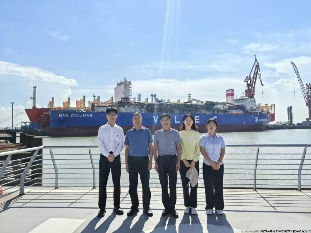 江南造船探访巨轮诞生.jpg 江南造船探访巨轮诞生.jpg