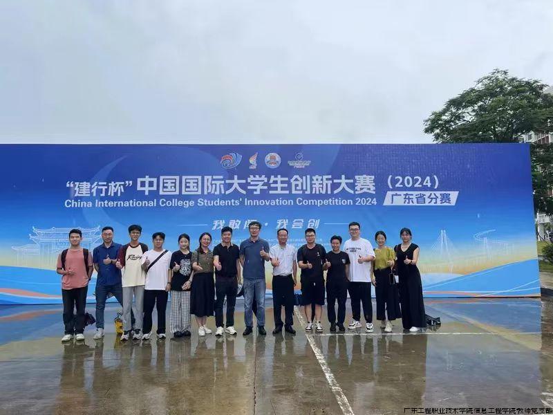 团队与领导合影.jpg 团队与领导合影.jpg