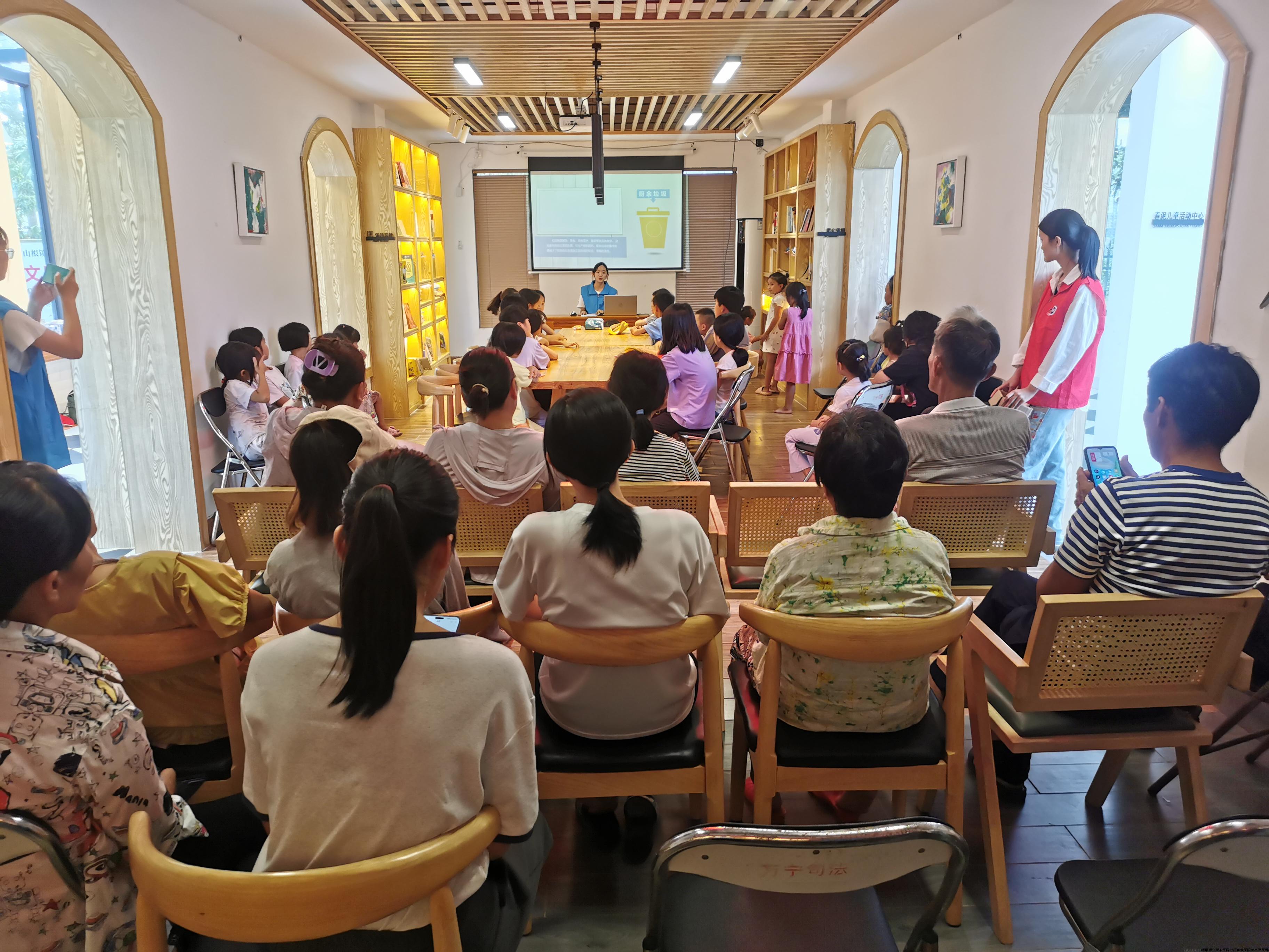 见圾行事,净岛行动志愿服务队在万宁排溪村为村民宣讲垃圾分类知识.jpg 见圾行事,净岛行动志愿服务队在万宁排溪村为村民宣讲垃圾分类知识.jpg