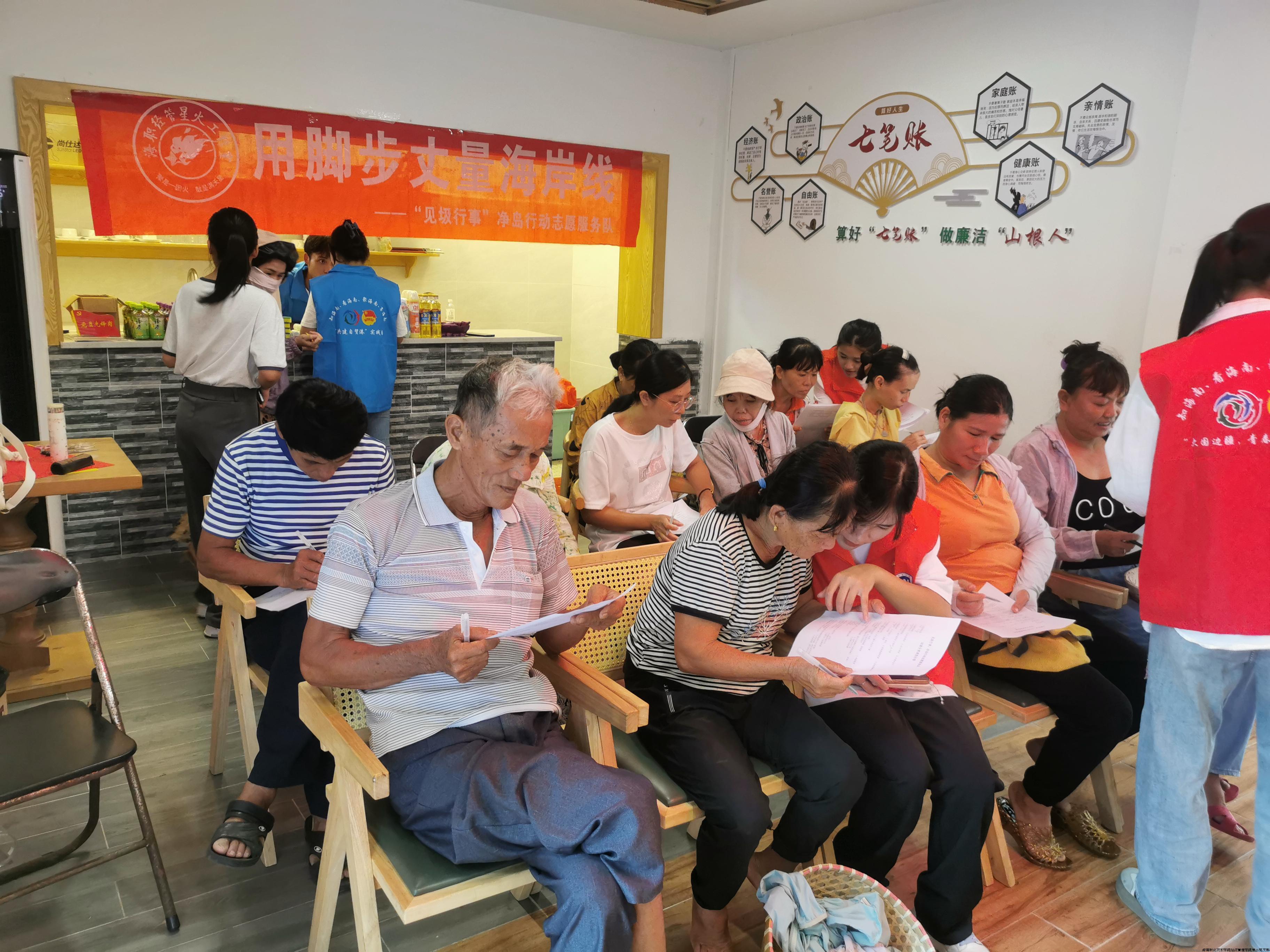 志愿者在指导村民填写调研问卷.jpg 志愿者在指导村民填写调研问卷.jpg