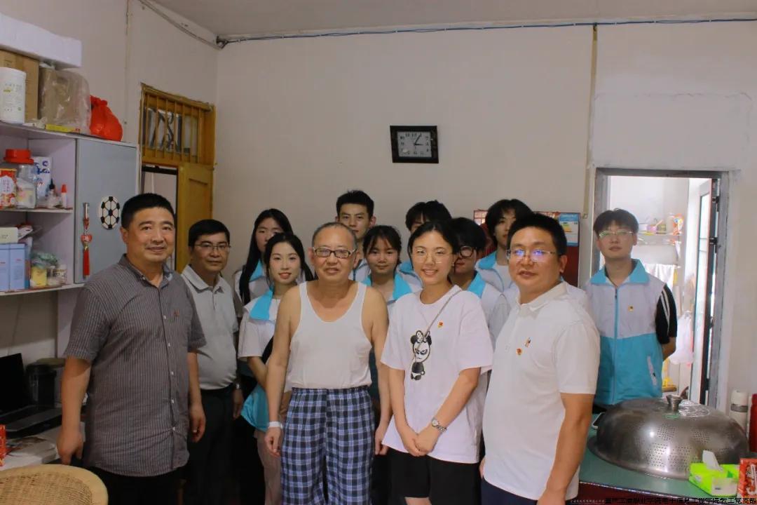 图9 实践团走访慰问因公伤残军人合影留念.jpg 图9 实践团走访慰问因公伤残军人合影留念.jpg