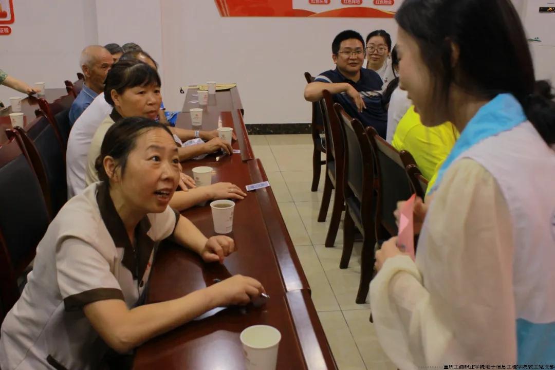 图13 实践团向社区老人宣讲防诈知识.jpg 图13 实践团向社区老人宣讲防诈知识.jpg