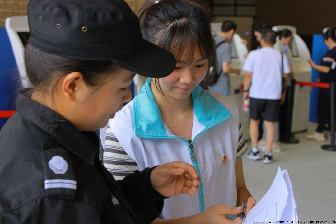 图15 实践团在大足石刻风景区开展调研图片2.jpg 图15 实践团在大足石刻风景区开展调研图片2.jpg