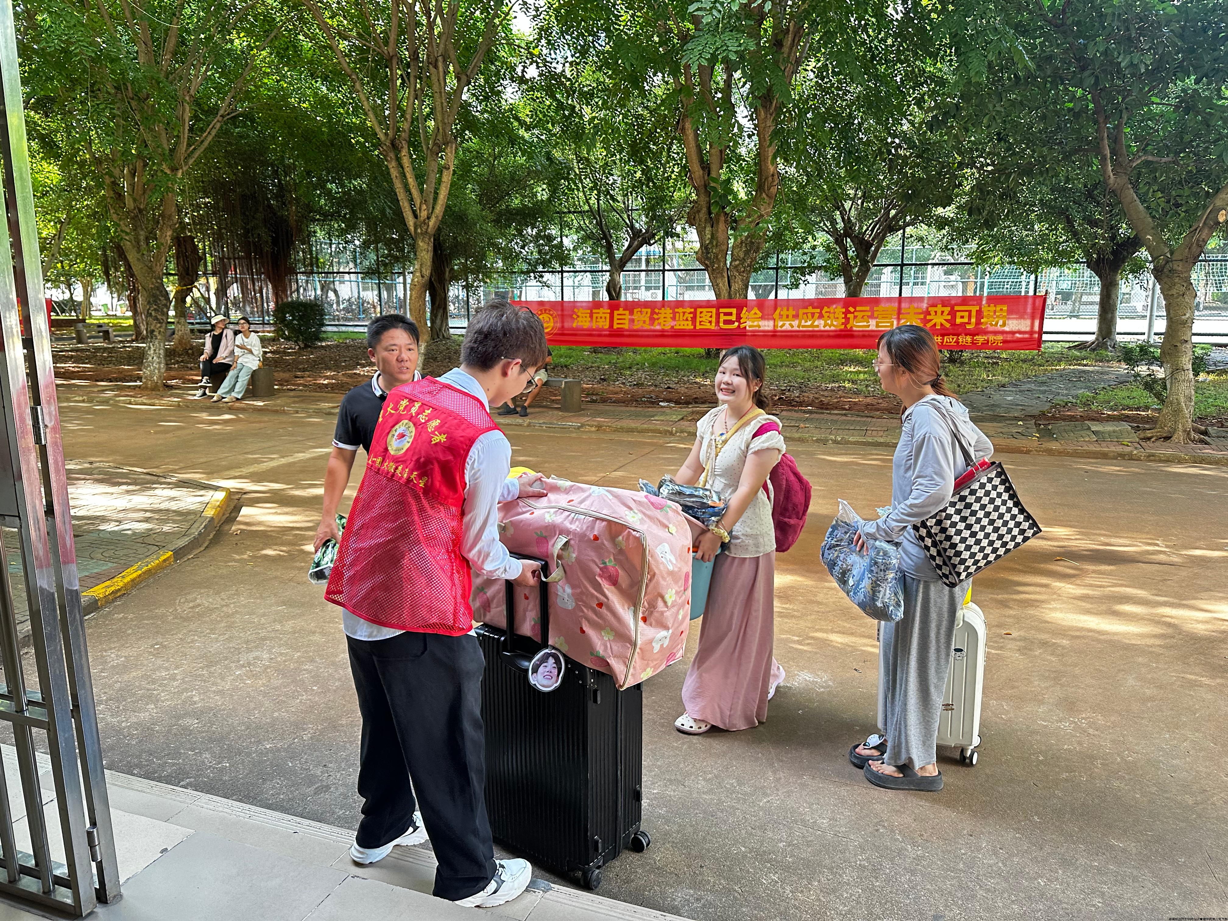 学生党员志愿者在帮助新生搬运行李到宿舍.jpg 学生党员志愿者在帮助新生搬运行李到宿舍.jpg