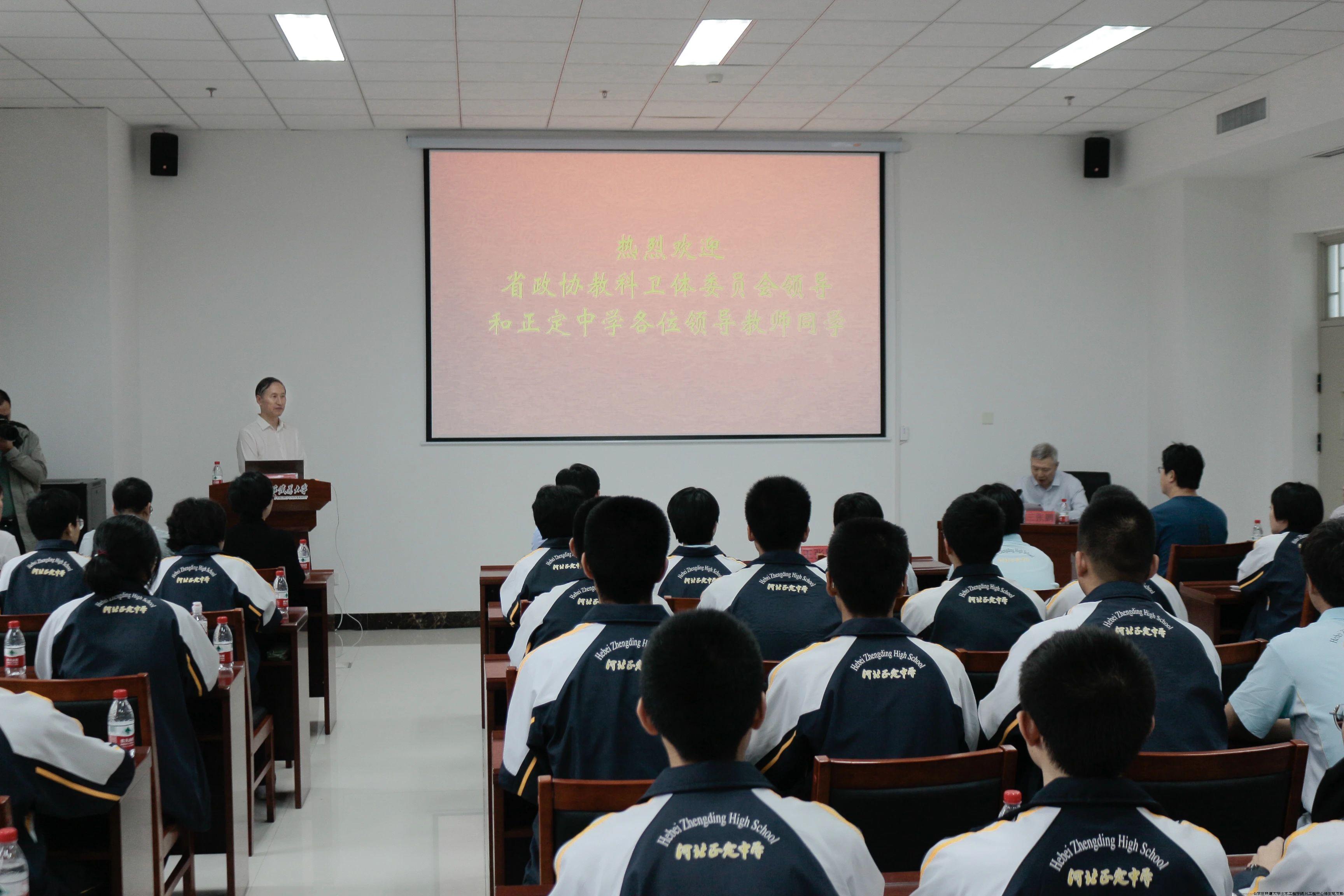 刘庆宽书记在讲座.jpg 刘庆宽书记在讲座.jpg