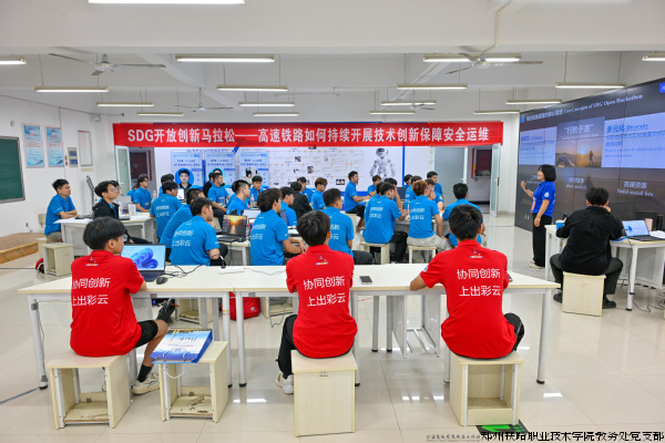 “高速铁路如何持续开展技术创新保障安全运维”学生赛道现场.png “高速铁路如何持续开展技术创新保障安全运维”学生赛道现场.png