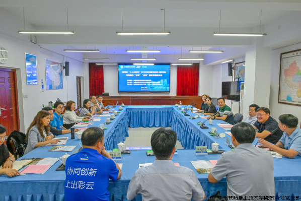 “专创融合金课金师”专题座谈会现场交流研讨.png “专创融合金课金师”专题座谈会现场交流研讨.png