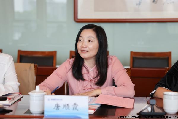 南京大学出版社第四编辑部副主任唐顺霞主持会议.jpg 南京大学出版社第四编辑部副主任唐顺霞主持会议.jpg