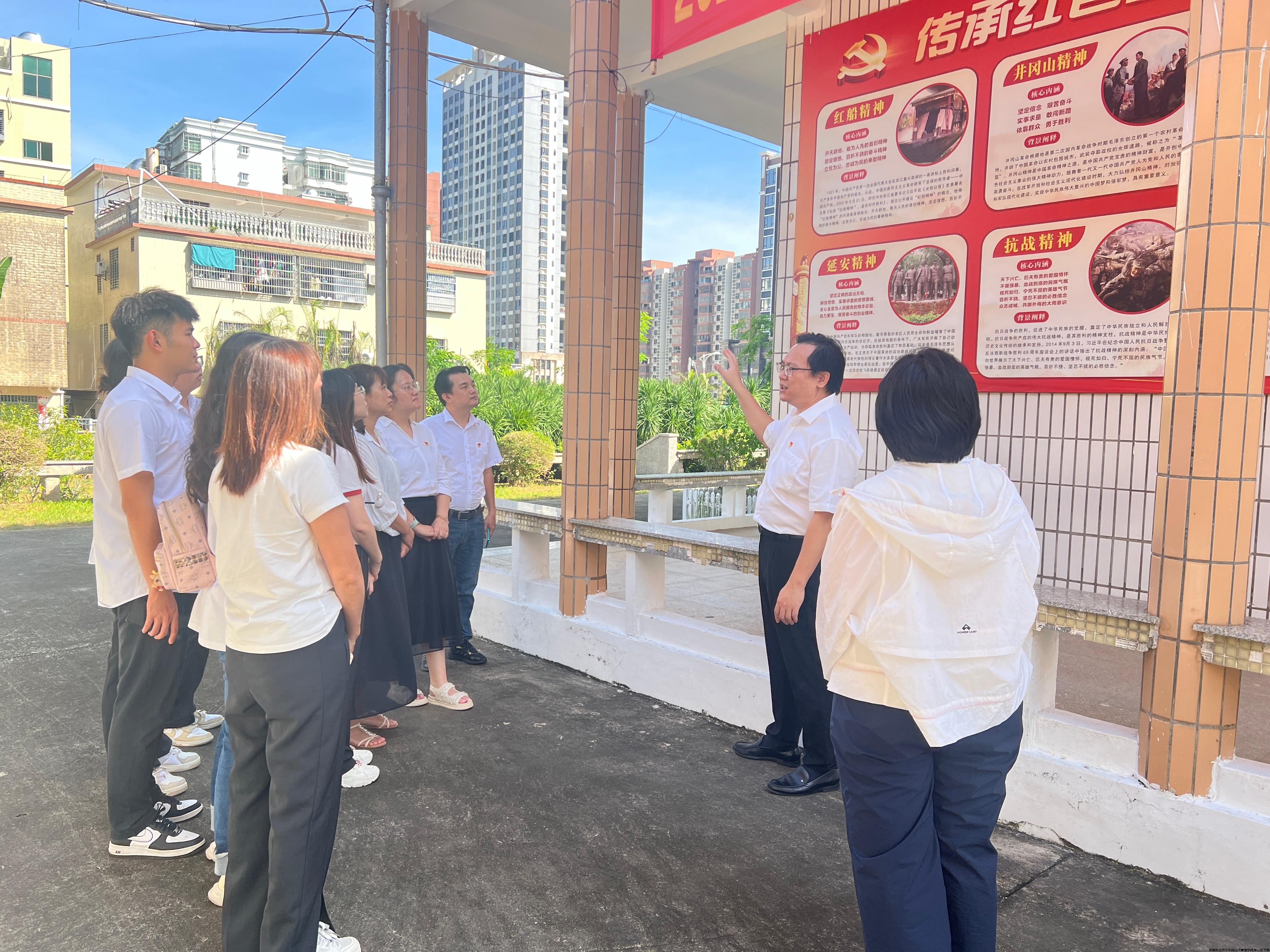 党总支书记林师虎实地为党员讲党课.jpg 党总支书记林师虎实地为党员讲党课.jpg