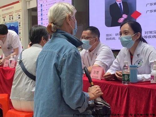 专家义诊现场,特别增加测量血压环节,贴心服务市民.jpg 专家义诊现场,特别增加测量血压环节,贴心服务市民.jpg