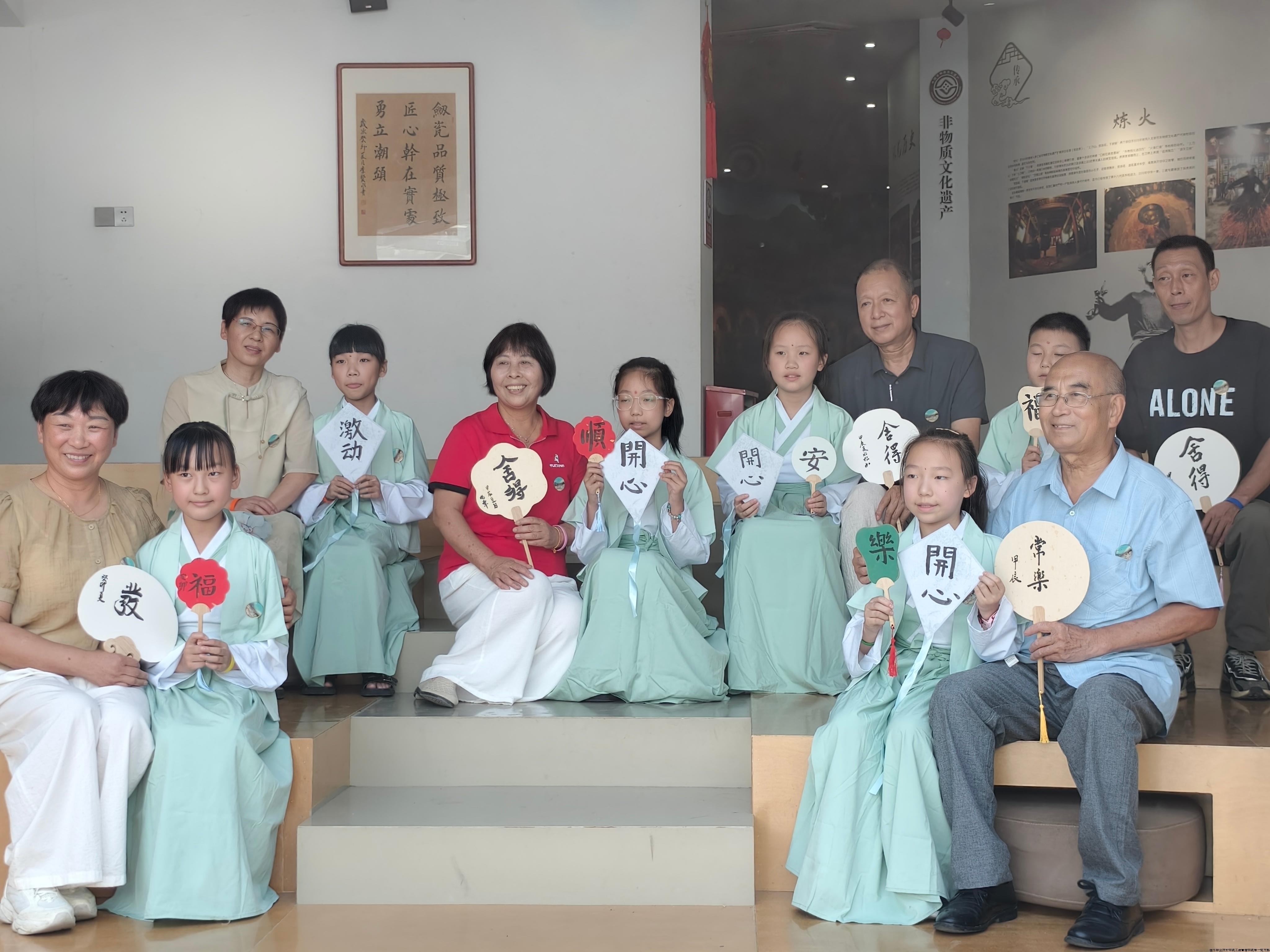 2024.10.31 工商管理学院“执笔书畈”古村文化振兴项目获评2024全国大学生社会实践“千校千项”优秀项目 2 2024.10.31 工商管理学院“执笔书畈”古村文化振兴项目获评2024全国大学生社会实践“千校千项”优秀项目 2