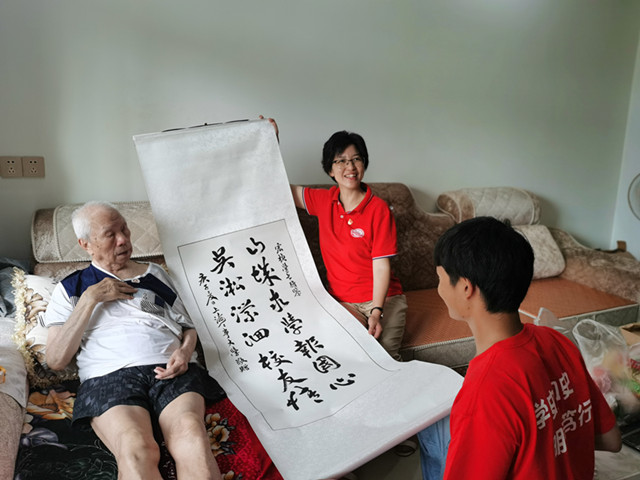 3  寻访百岁老校友糜宏桢_副本.jpg