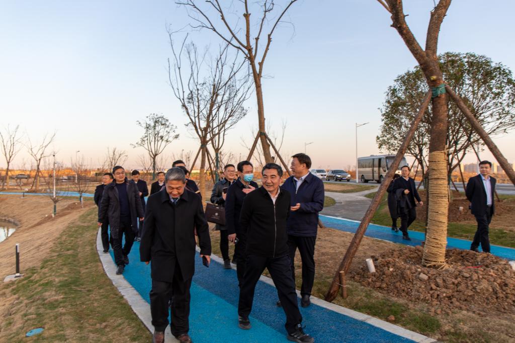 11省教育厅副厅长陈垠亭、信阳市市长蔡松涛一行调研我校江淮校区校内景观水系.jpg